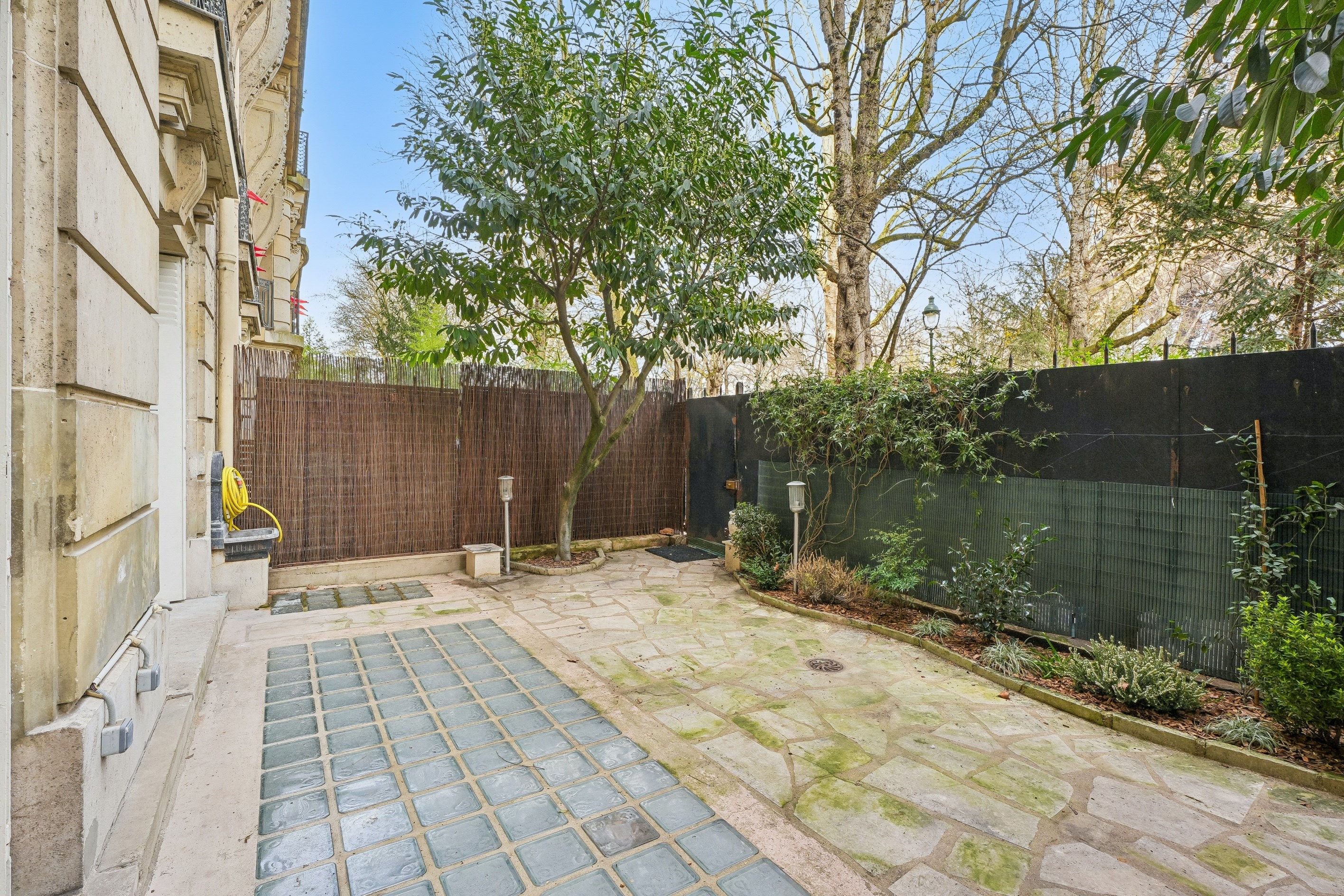  Off-Market – Exceptional Garden-Level Apartment Facing the Eiffel Tower - 物件實景