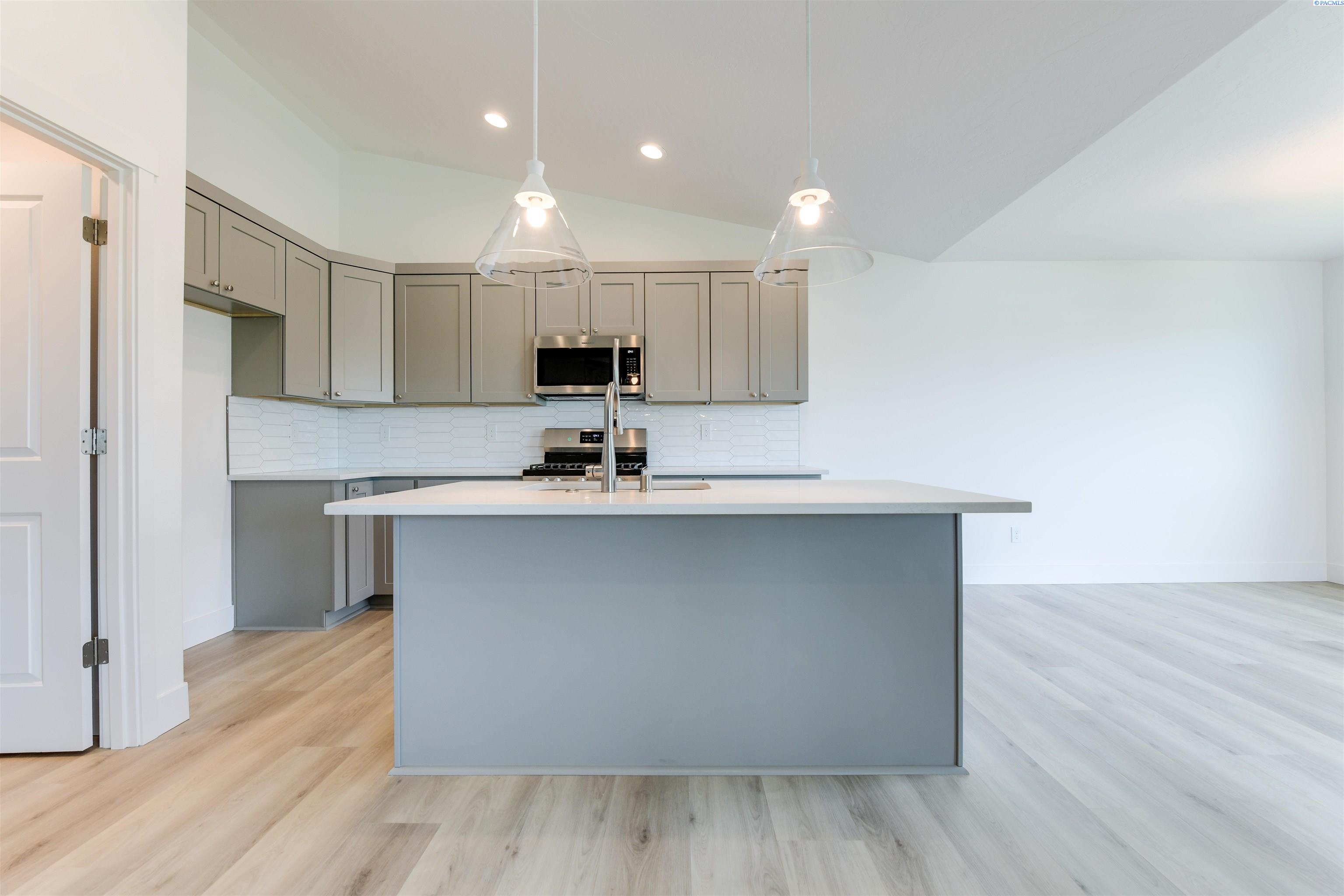 Kennewick, Washington, 99338, United States, 3 Bedrooms Bedrooms, ,1 BathroomBathrooms,Residential,For Sale,1901693
