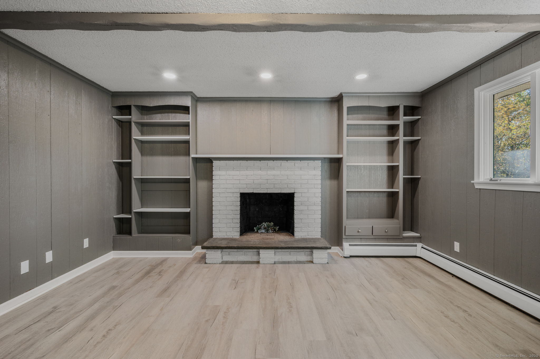 Waterford, Connecticut, 06385, United States, 3 Bedrooms Bedrooms, ,3 BathroomsBathrooms,Residential,For Sale,1969009