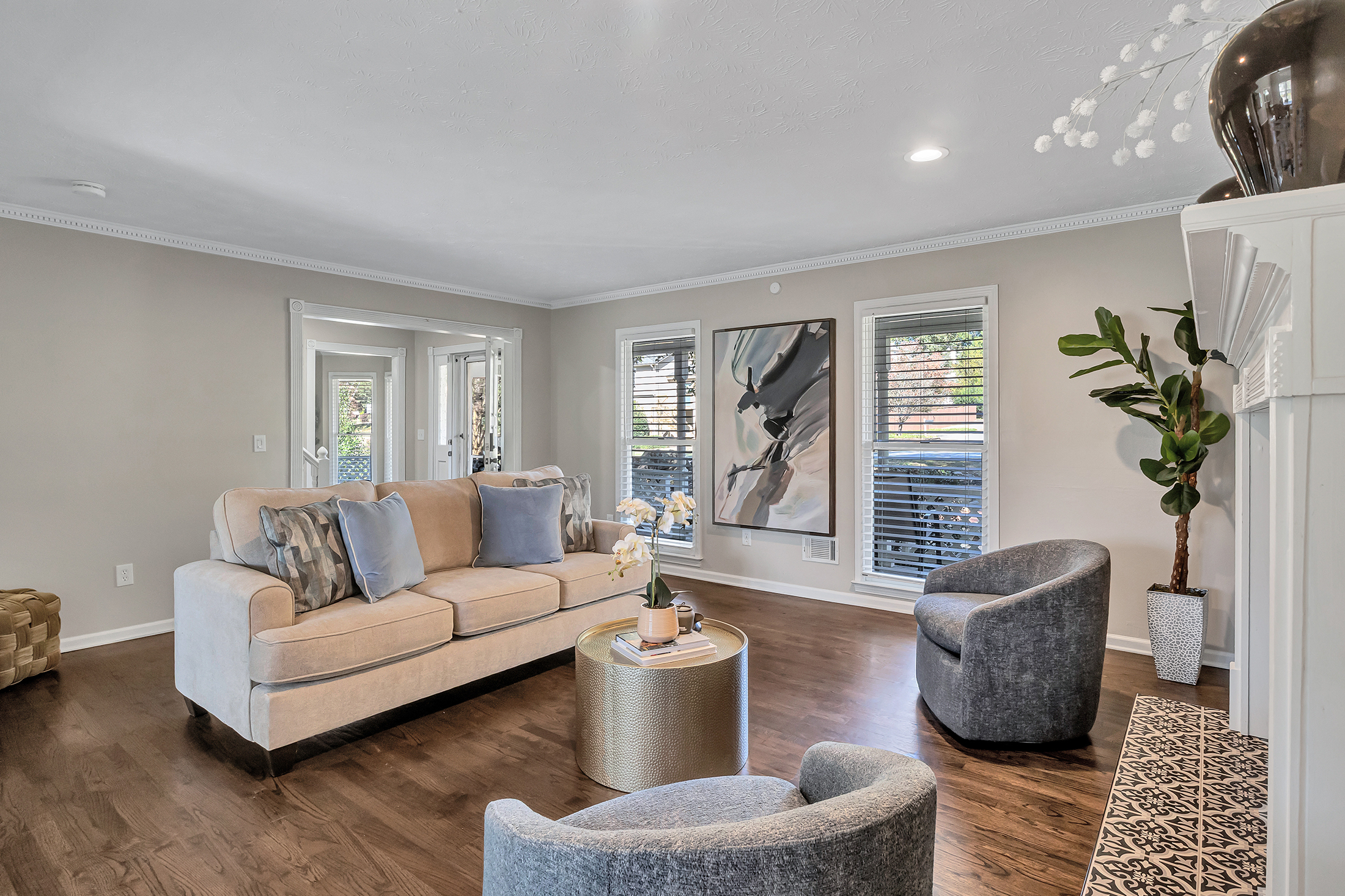  Classic Southern Charm and a Welcoming Wraparound Porch - 物件實景