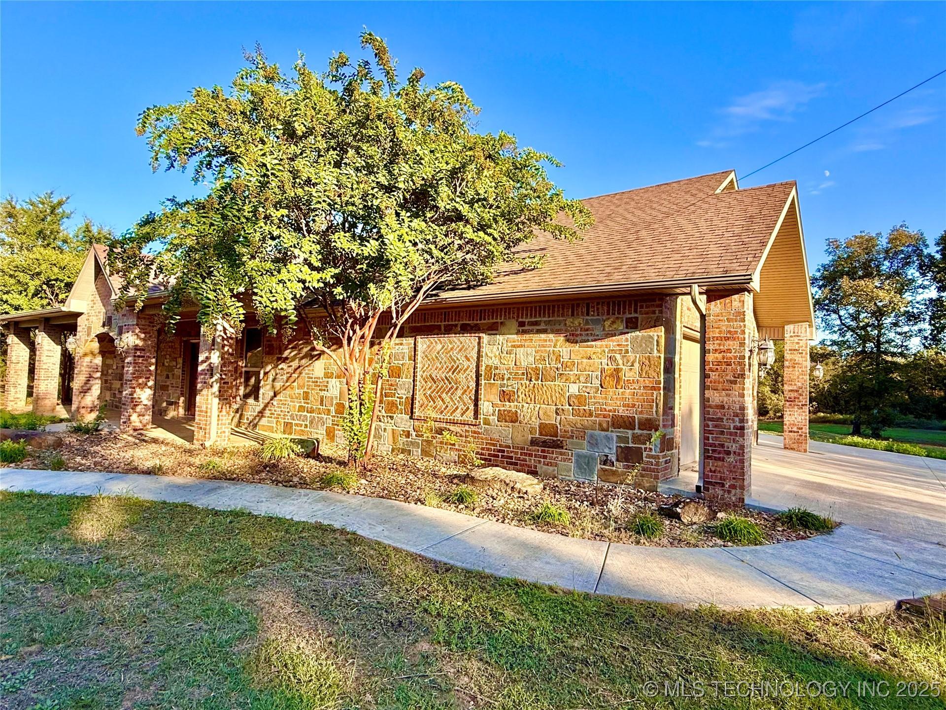 Checotah, Oklahoma, 74426, United States, 4 Bedrooms Bedrooms, ,4 BathroomsBathrooms,Residential,For Sale,1980942