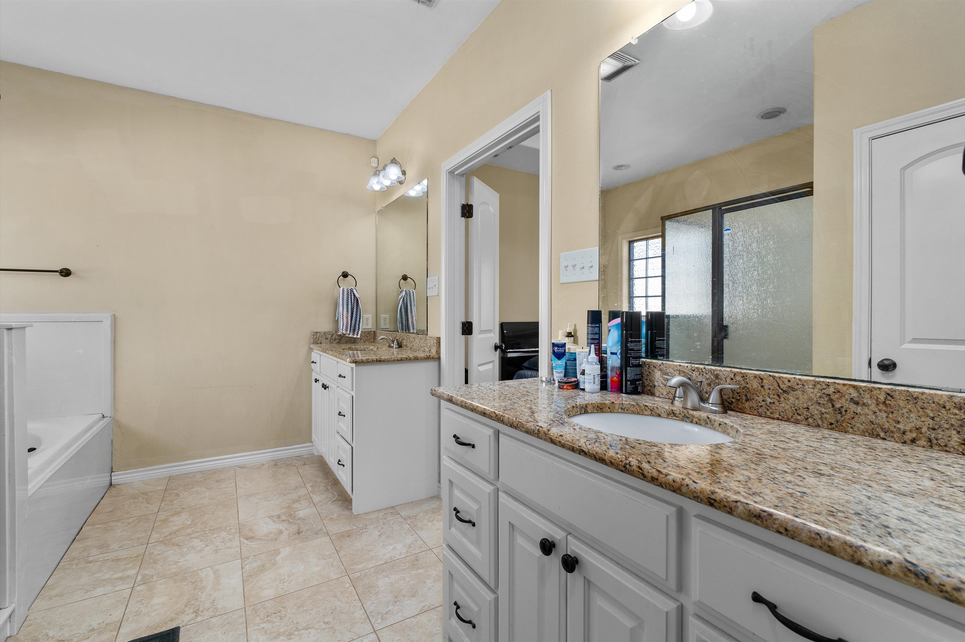 Henderson, Texas, 75654, United States, 5 Bedrooms Bedrooms, ,3 BathroomsBathrooms,Residential,For Sale,1983255