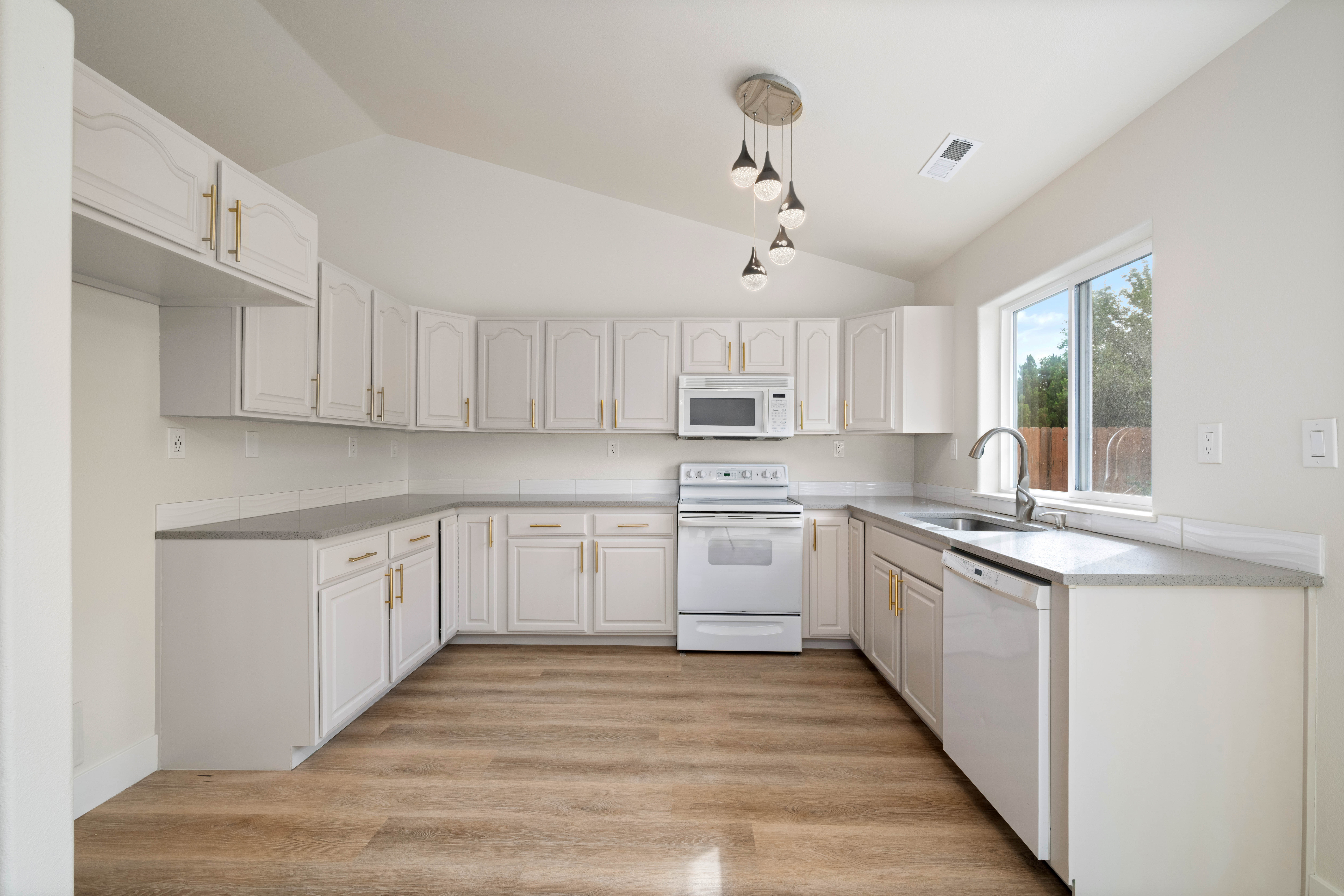  Cul de sac Living, All New & Fresh Inside, Turn Key - 物件實景