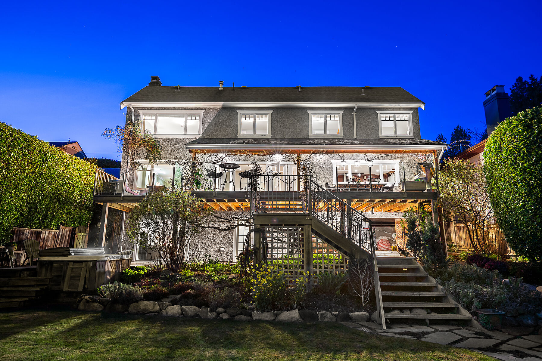  Ideal Dundarave Location - 物件實景