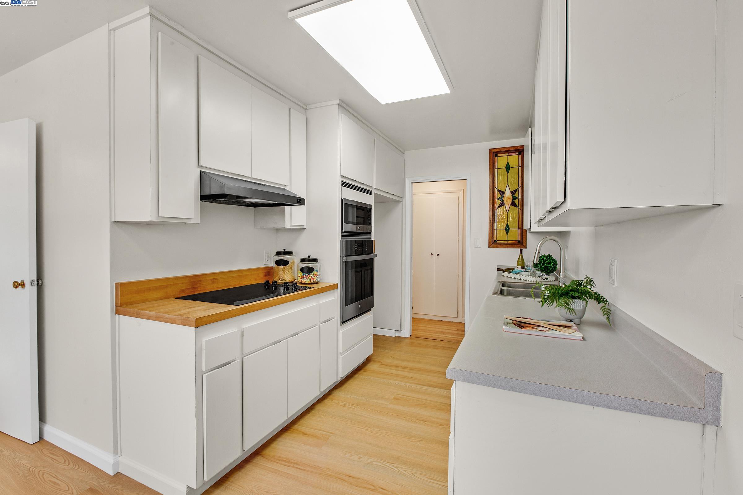 Hayward, California, 94544, United States, 6 Bedrooms Bedrooms, ,2 BathroomsBathrooms,Residential,For Sale,1868213