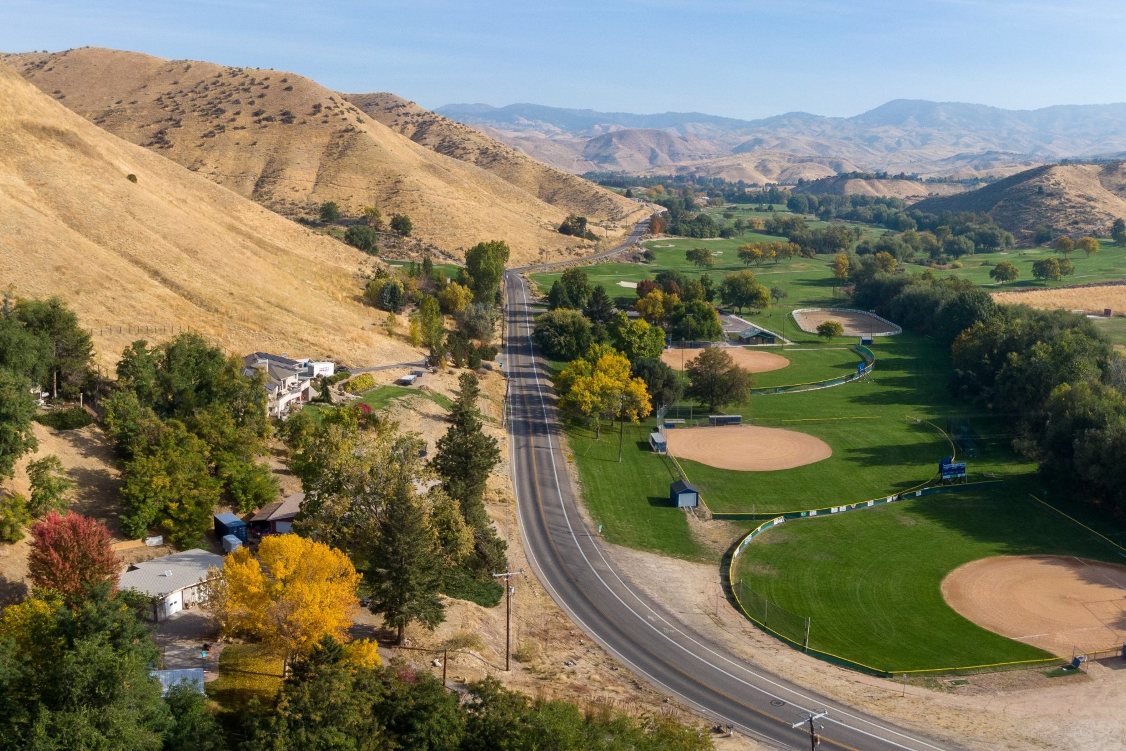  Opportunity to Subdivide - Build Homes With a City & Foothills View - 物件實景