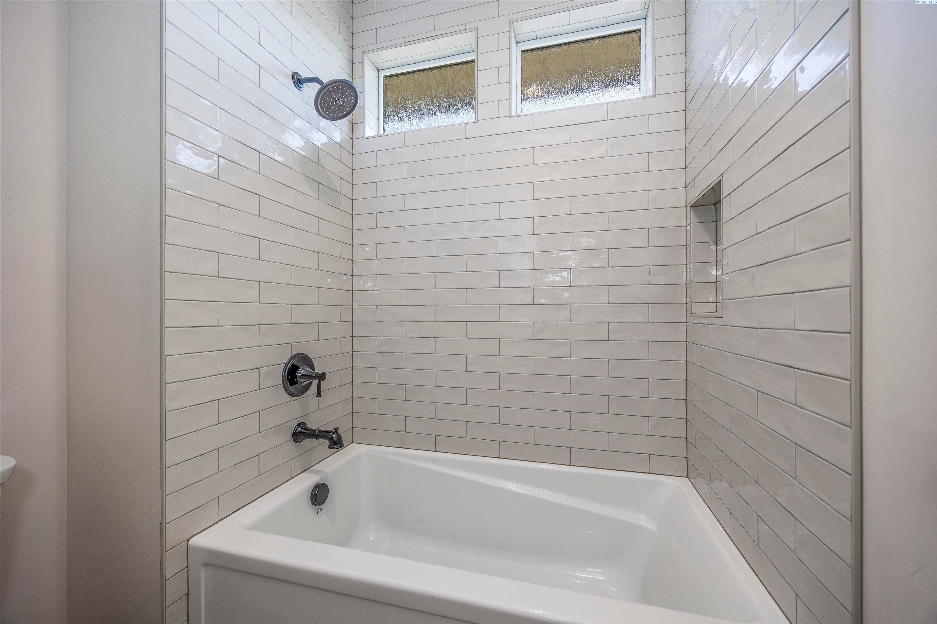 Kennewick, Washington, 99338, United States, 4 Bedrooms Bedrooms, ,3 BathroomsBathrooms,Residential,For Sale,2002511