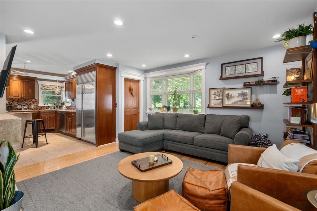 Swansea, Massachusetts, 02777, United States, 3 Bedrooms Bedrooms, ,2 BathroomsBathrooms,Residential,For Sale,1847611