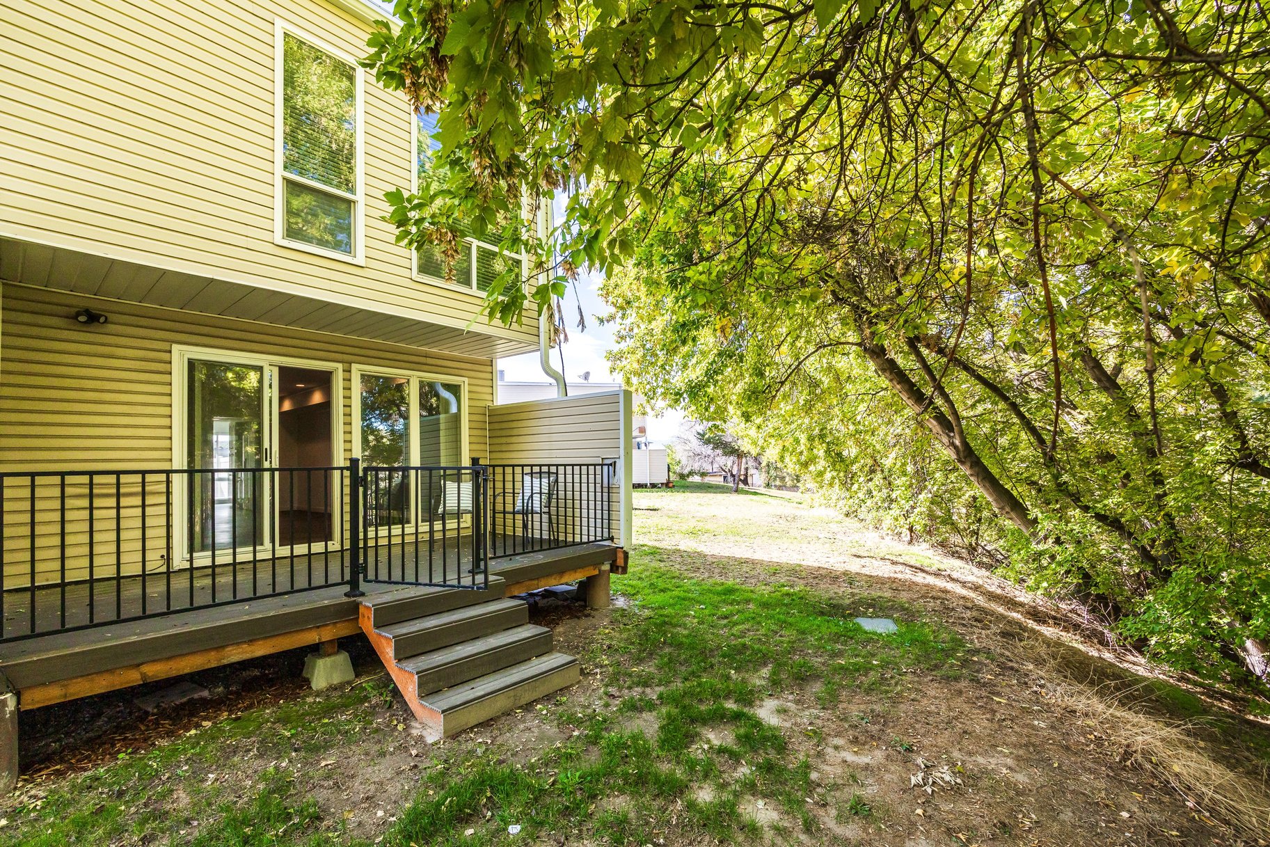  End-Unit Townhome with Updates Throughout - 物件實景