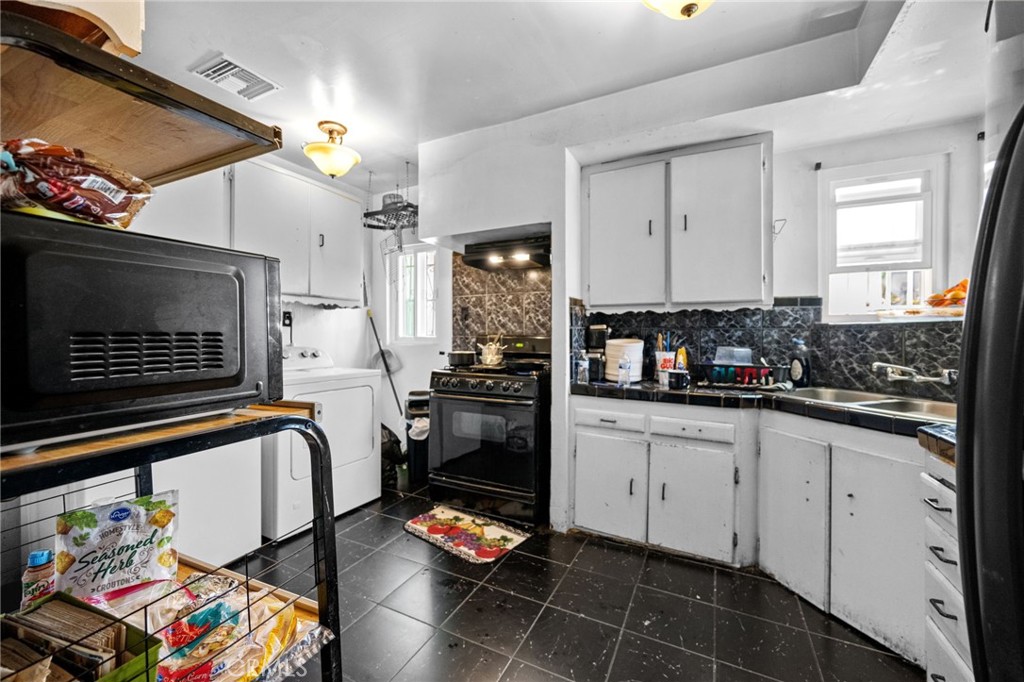 Los Angeles, California, 90044, United States, 3 Bedrooms Bedrooms, ,1 BathroomBathrooms,Residential,For Sale,1937466