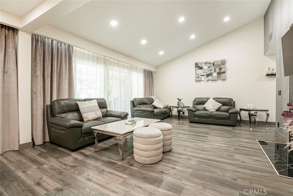 Van Nuys, California, 91406, United States, 3 Bedrooms Bedrooms, ,2 BathroomsBathrooms,Residential,For Sale,1940883