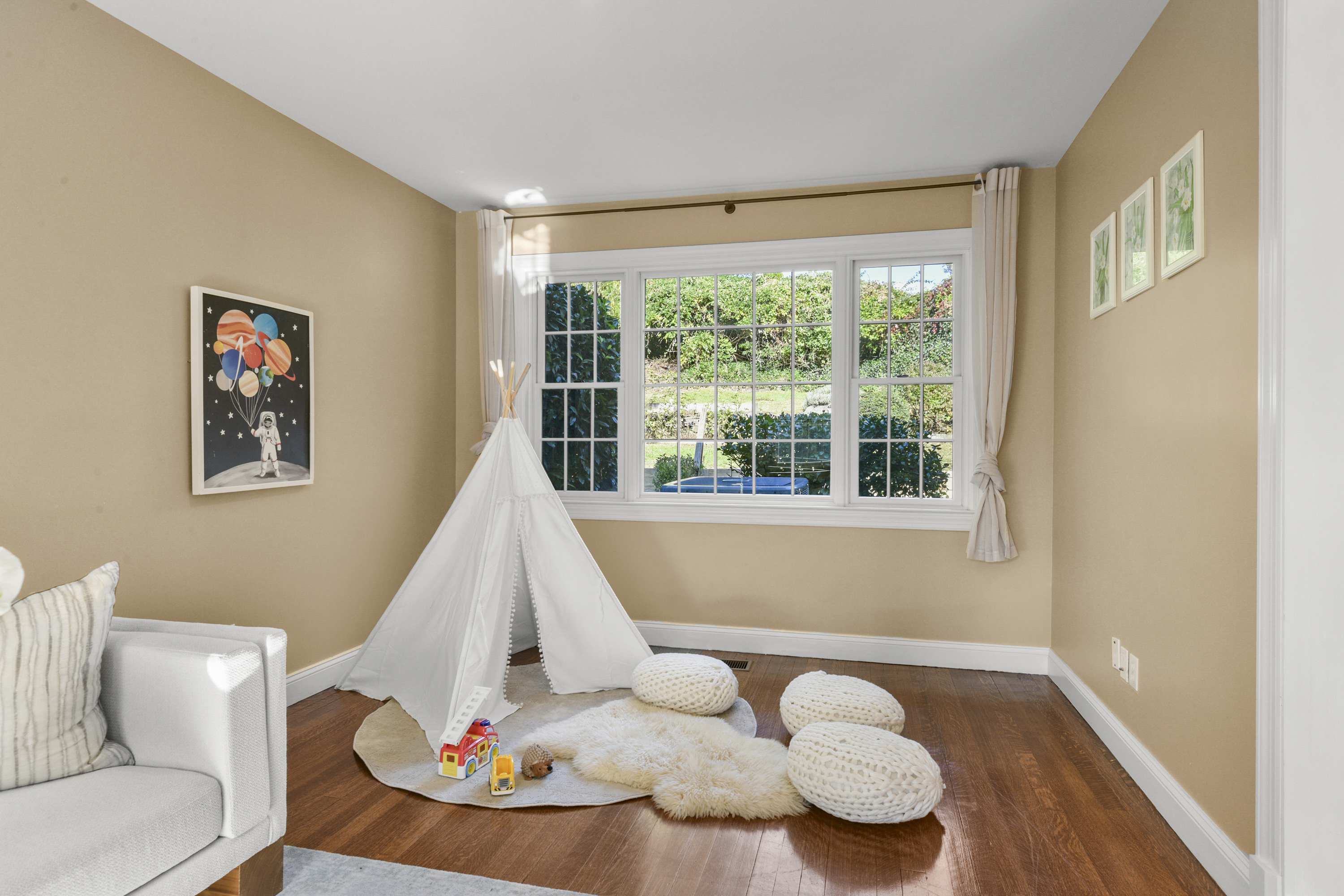  Sun-Filled Larchmont Woods Colonial - 物件實景