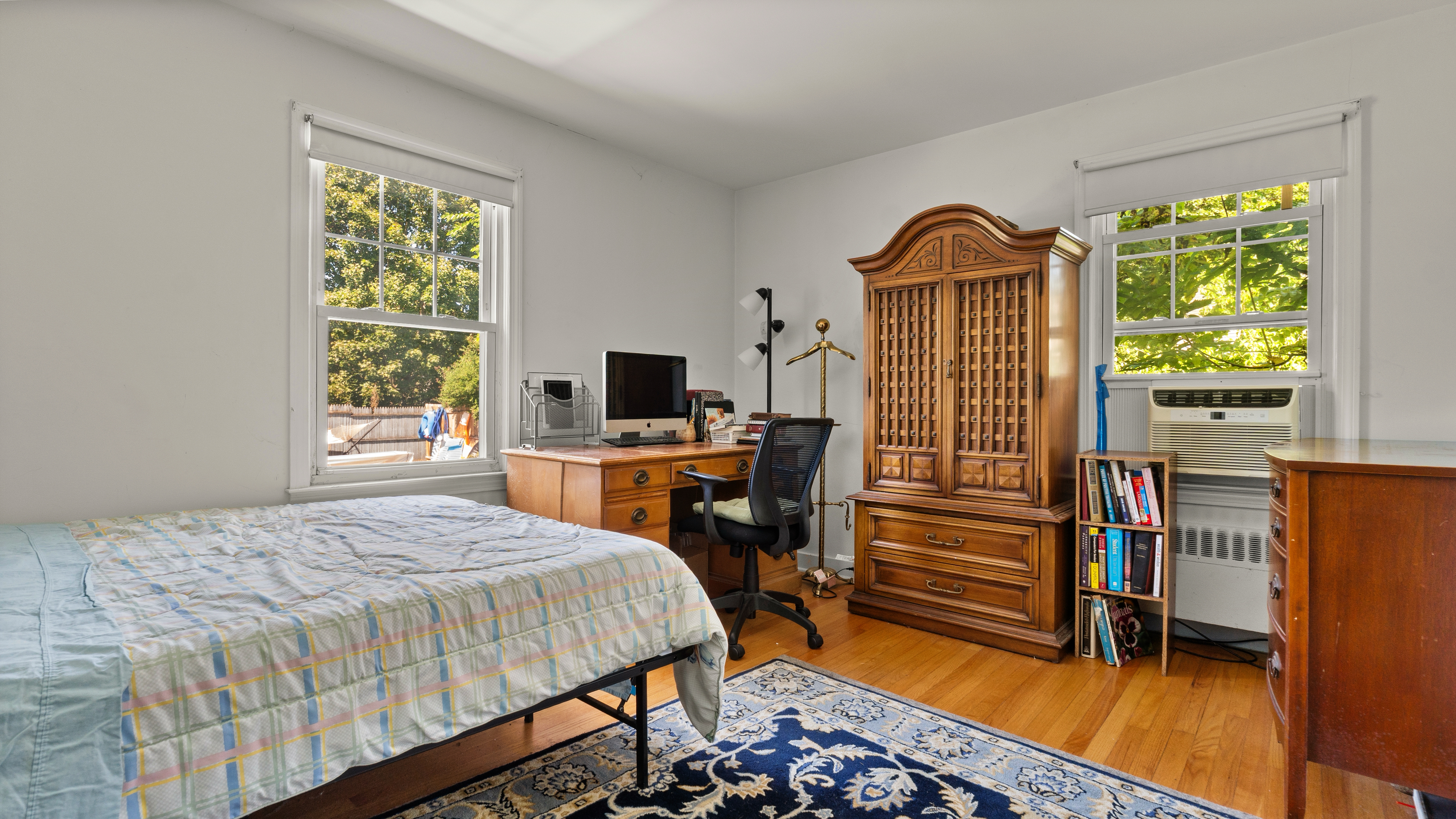  CHARMING IN-TOWN CAPE ON SPACIOUS LOT WITH INGROUND POOL - 物件實景