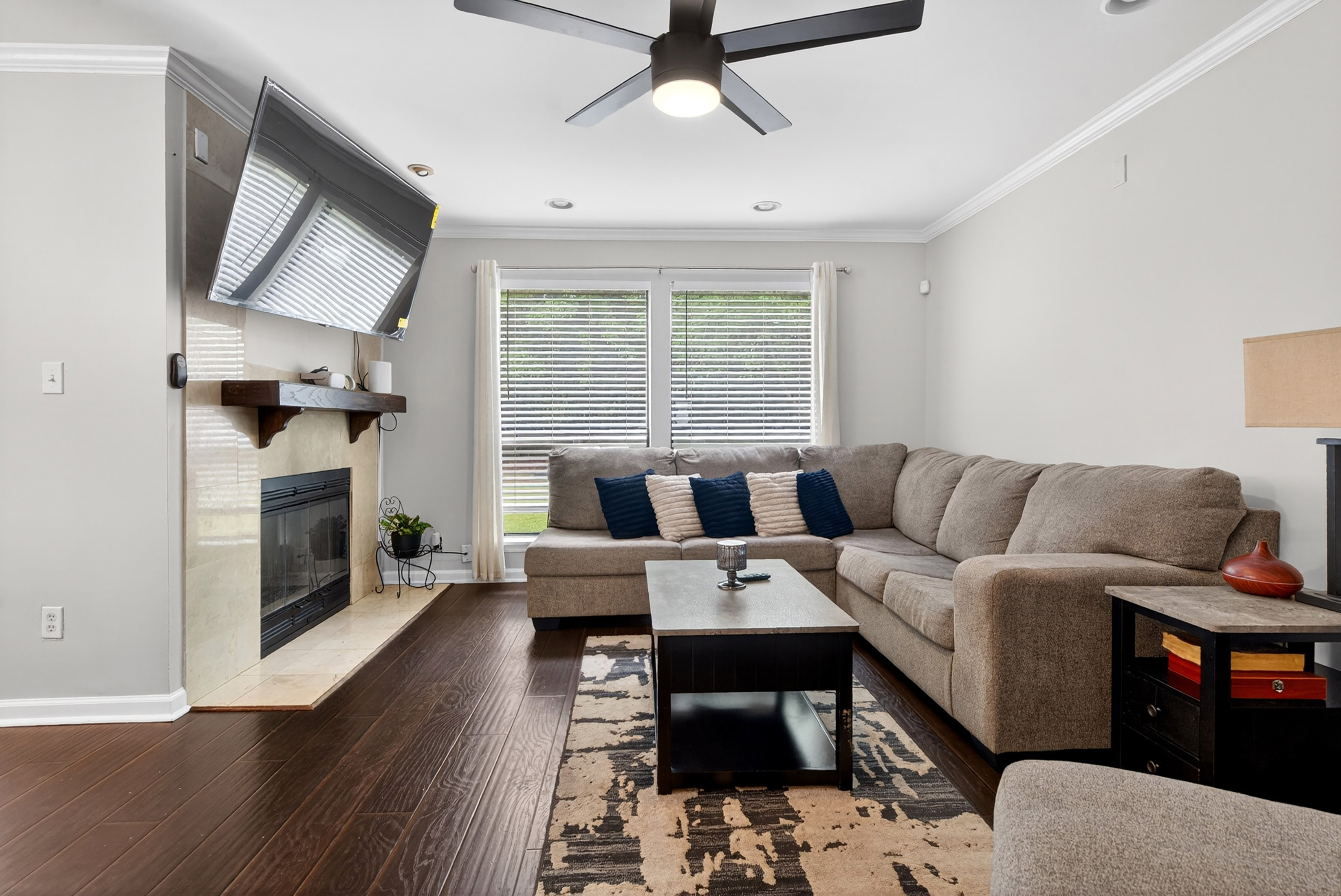  Townhouse-style Condo Offers Solid Value and Strong Upside Potential - 物件實景