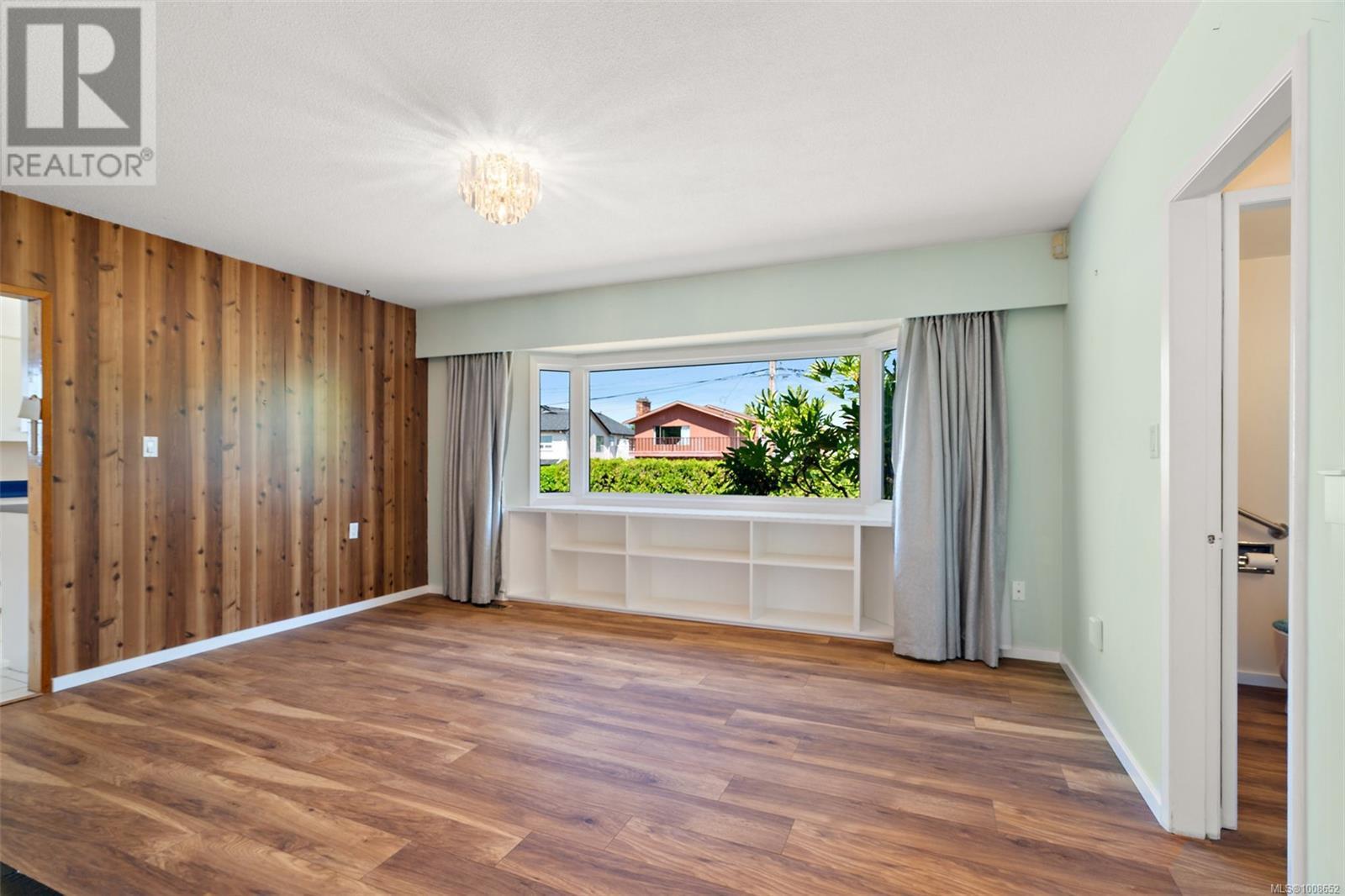 SAANICH, British Columbia, V8N 2E2, CA, 4 Bedrooms Bedrooms, ,3 BathroomsBathrooms,Residential,For Sale,1950351