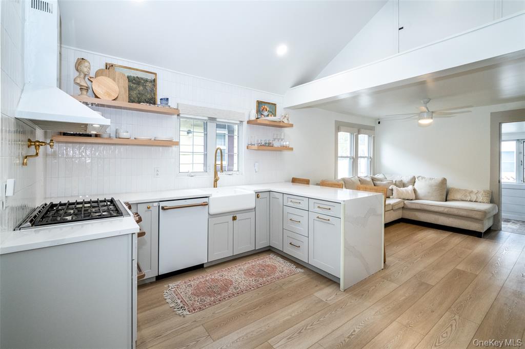 Bronx, New York, 10464, United States, 2 Bedrooms Bedrooms, ,1 BathroomBathrooms,Residential,For Sale,1975027