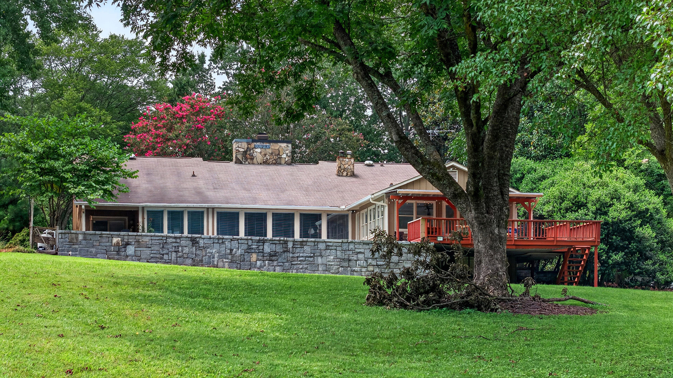  Nestled on Nearly Two Private Acres Overlooking a Picturesque Pond - 物件實景