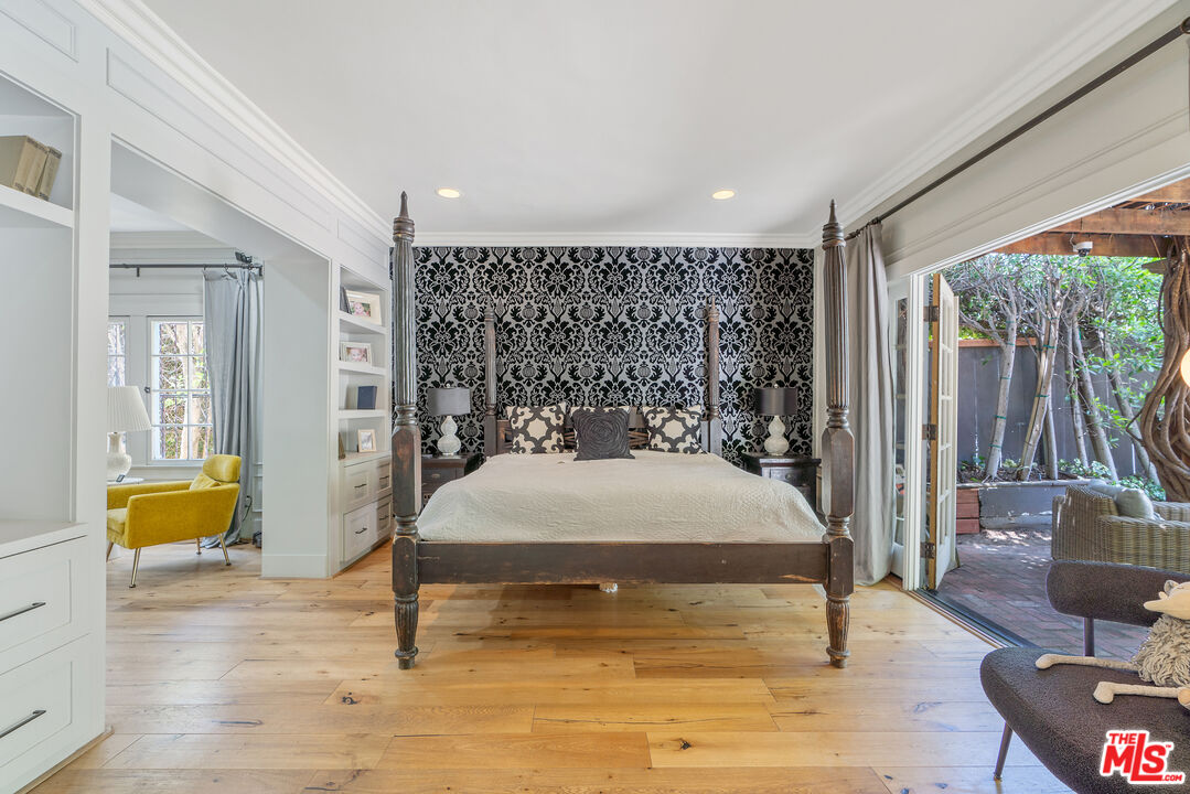 Los Angeles, California, 90005, United States, 3 Bedrooms Bedrooms, ,3 BathroomsBathrooms,Residential,For Sale,1876512