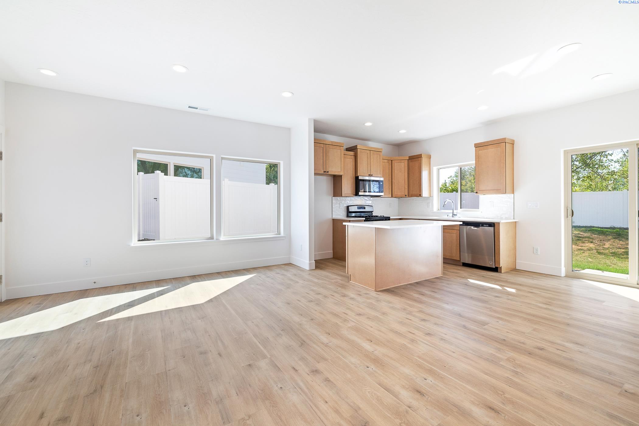 Kennewick, Washington, 99337, United States, 6 Bedrooms Bedrooms, ,Residential,For Sale,1941596