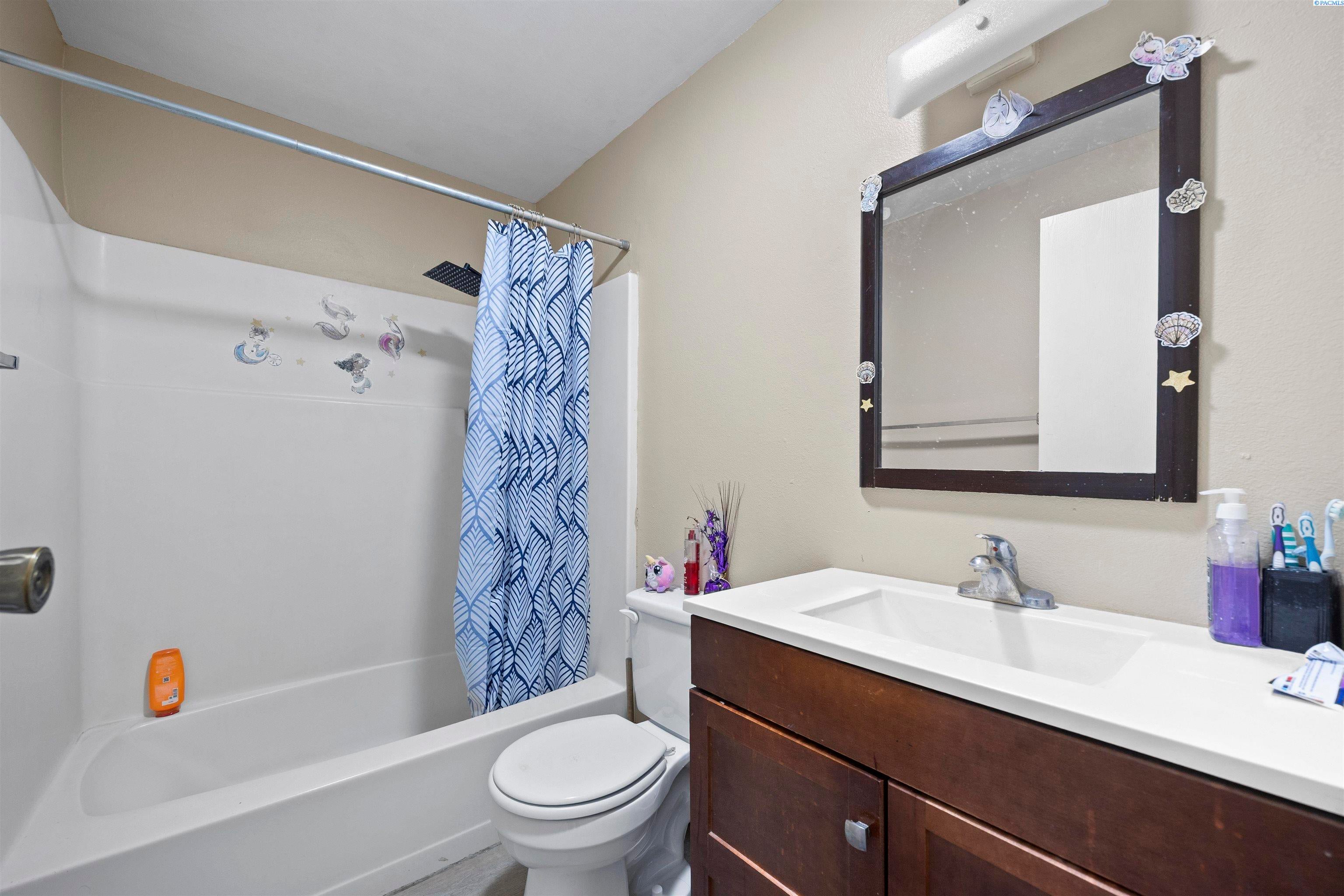 Zillah, Washington, 98953, United States, 9 Bedrooms Bedrooms, ,Residential,For Sale,2013273