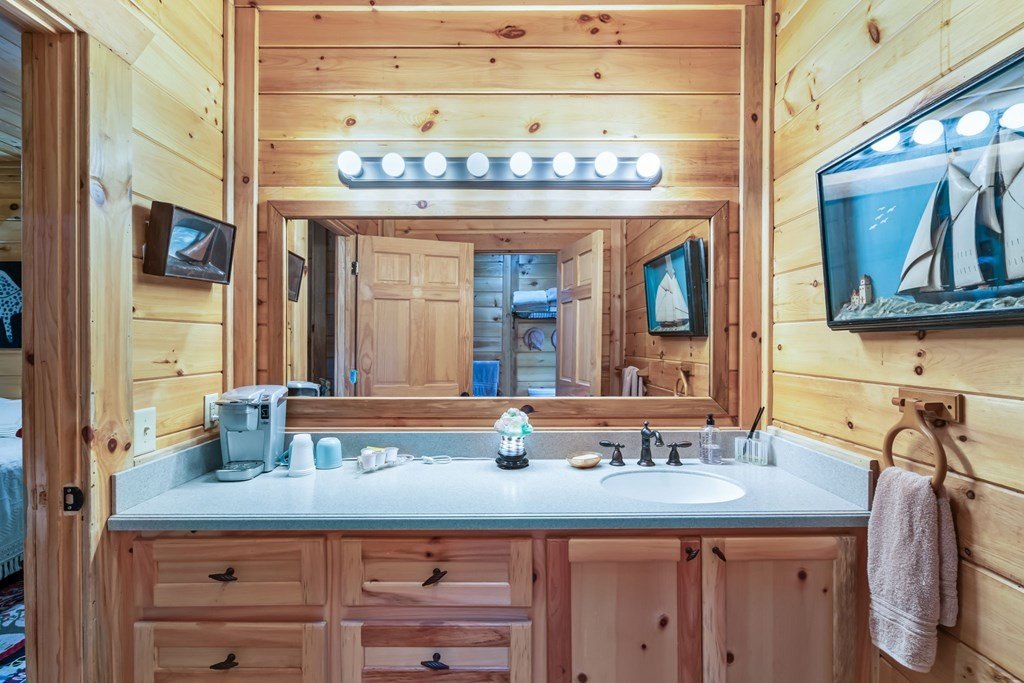 Hiawassee, Georgia, 30546, United States, 4 Bedrooms Bedrooms, ,4 BathroomsBathrooms,Residential,For Sale,1975098