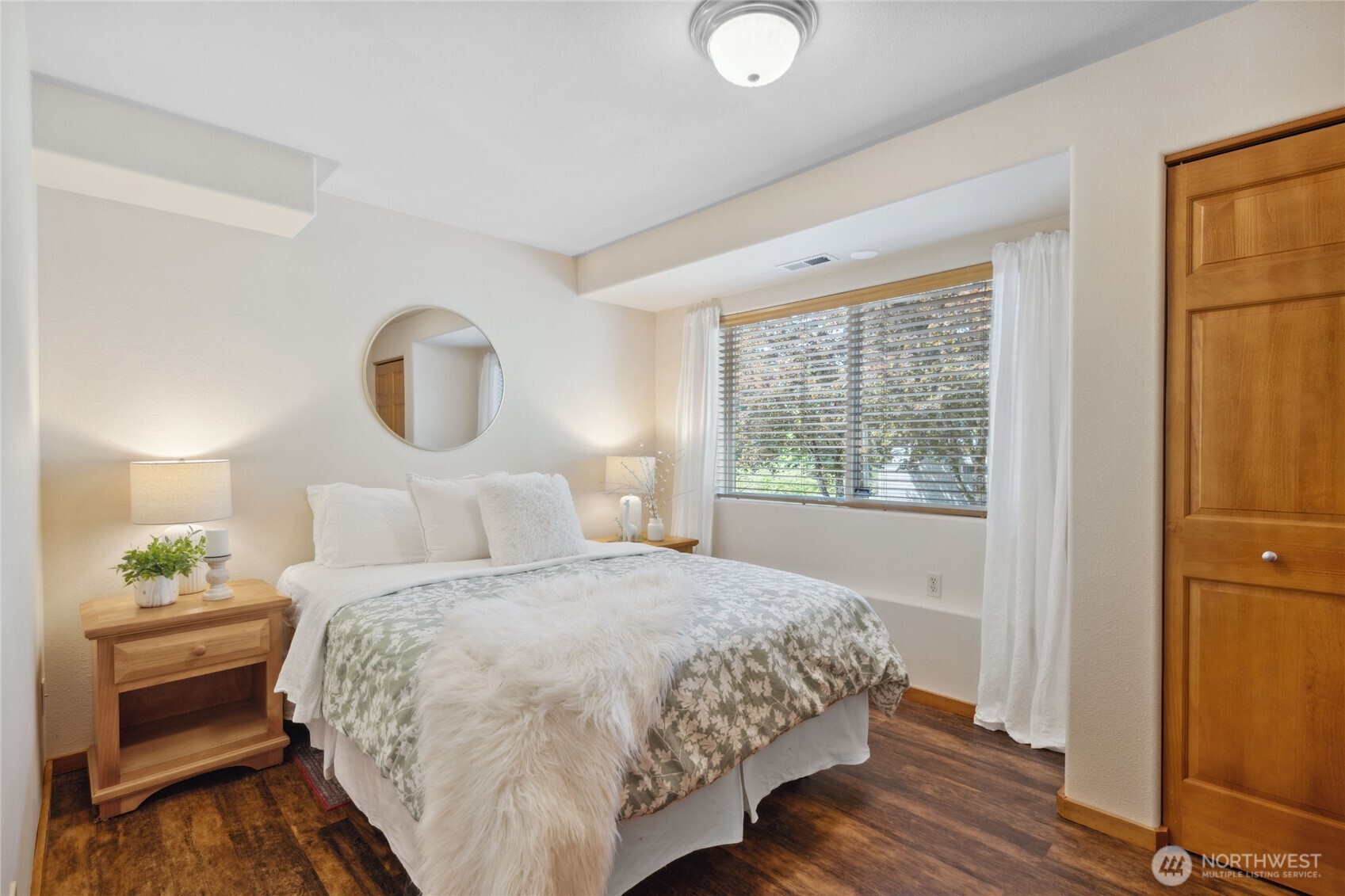 Kirkland, Washington, 98033, United States, 4 Bedrooms Bedrooms, ,2 BathroomsBathrooms,Residential,For Sale,1804621