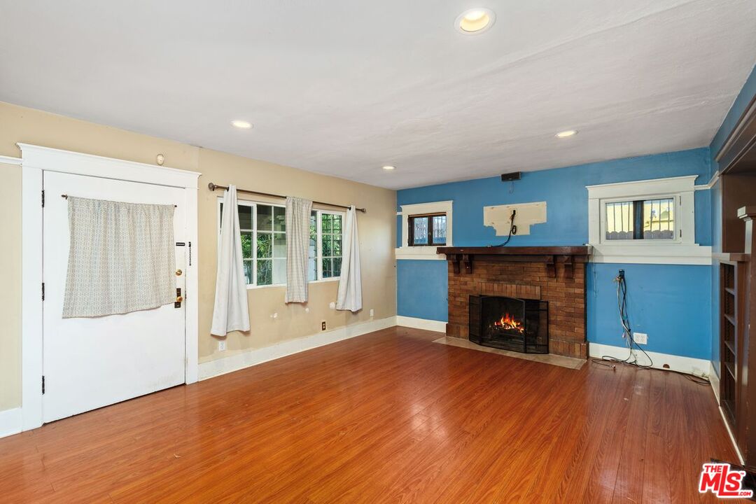 Los Angeles, California, 90043, United States, 3 Bedrooms Bedrooms, ,3 BathroomsBathrooms,Residential,For Sale,1818072