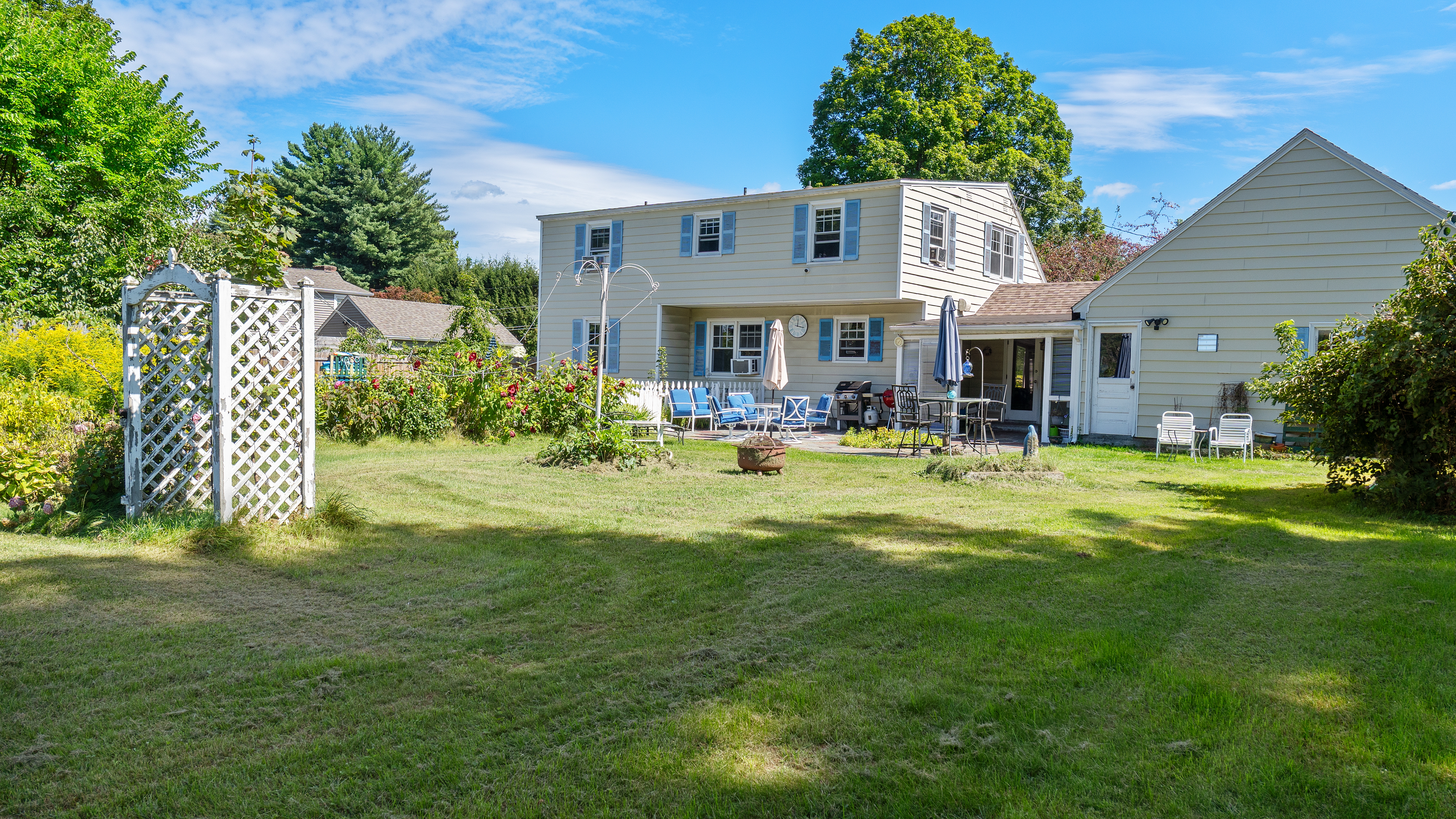  CHARMING IN-TOWN CAPE ON SPACIOUS LOT WITH INGROUND POOL - 物件實景
