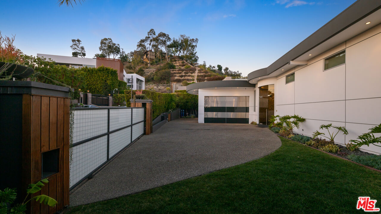 Los Angeles, California, 90069, United States, 4 Bedrooms Bedrooms, ,4 BathroomsBathrooms,Residential,For Sale,1766508