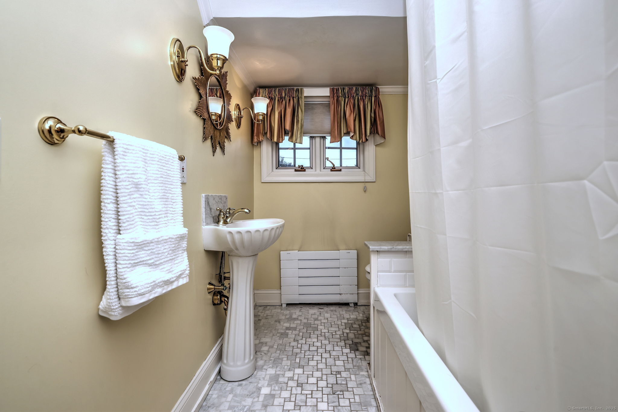 Hamden, Connecticut, 06517, United States, 5 Bedrooms Bedrooms, ,4 BathroomsBathrooms,Residential,For Sale,1924978