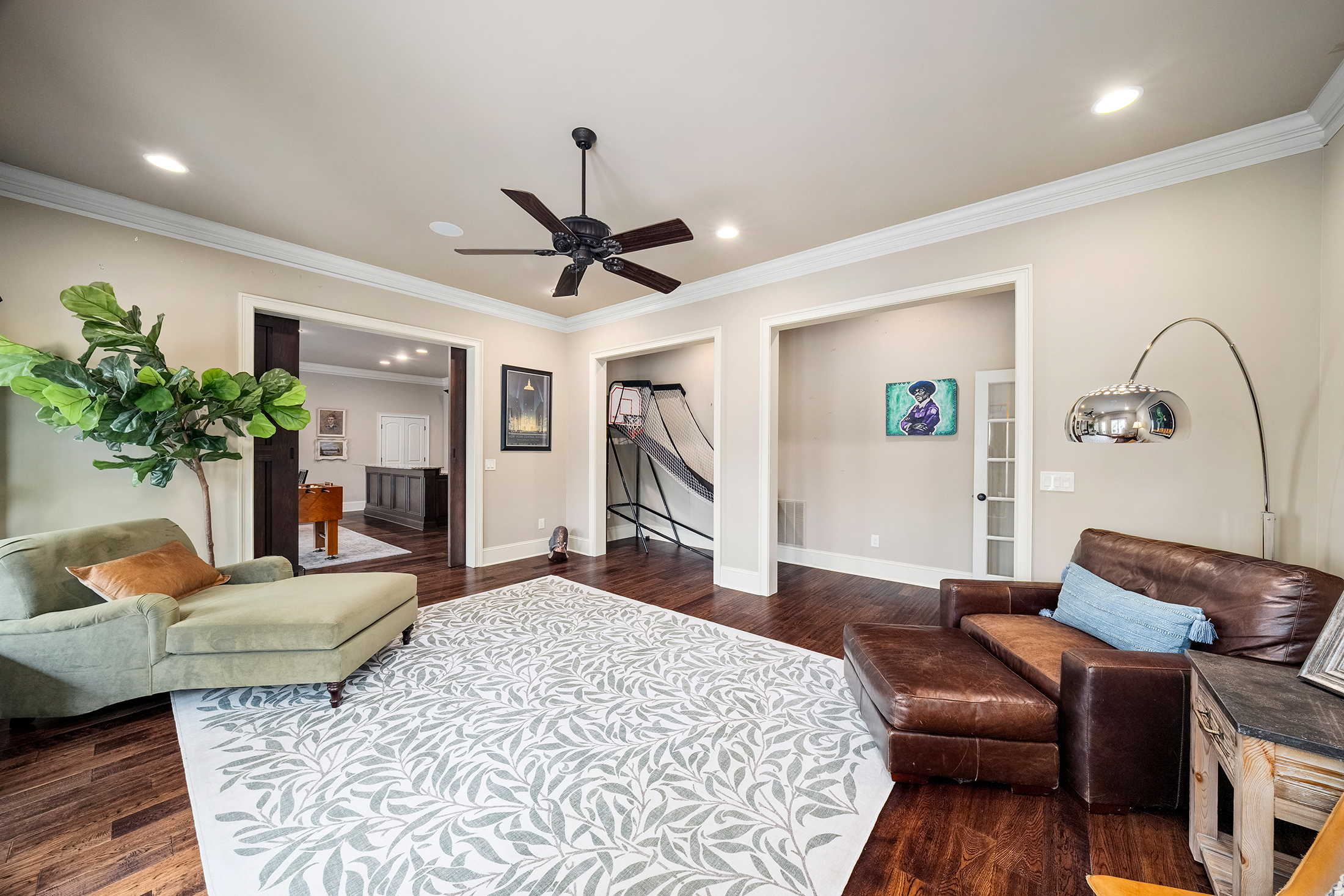  Meticulous Brick Estate Blends Timeless Architecture with Elevated Design - 物件實景