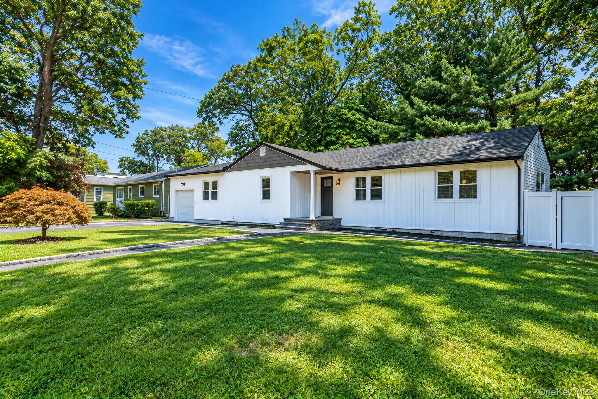 Putnam Ave, N Babylon, NY 11703