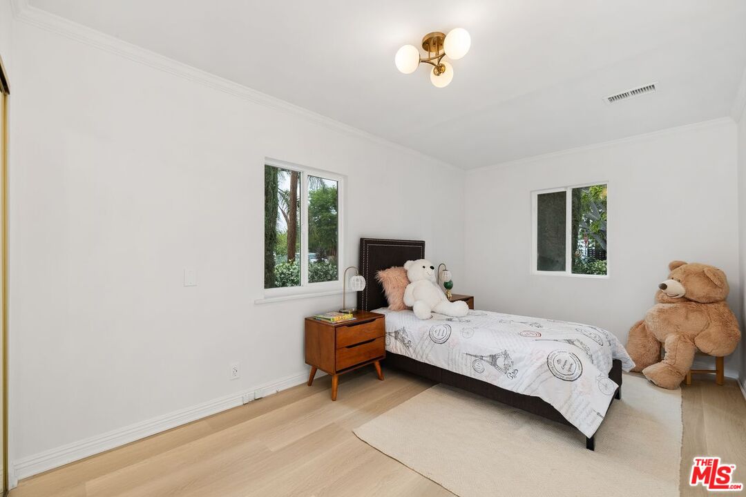 Los Angeles, California, 90048, United States, 4 Bedrooms Bedrooms, ,4 BathroomsBathrooms,Residential,For Sale,1912253