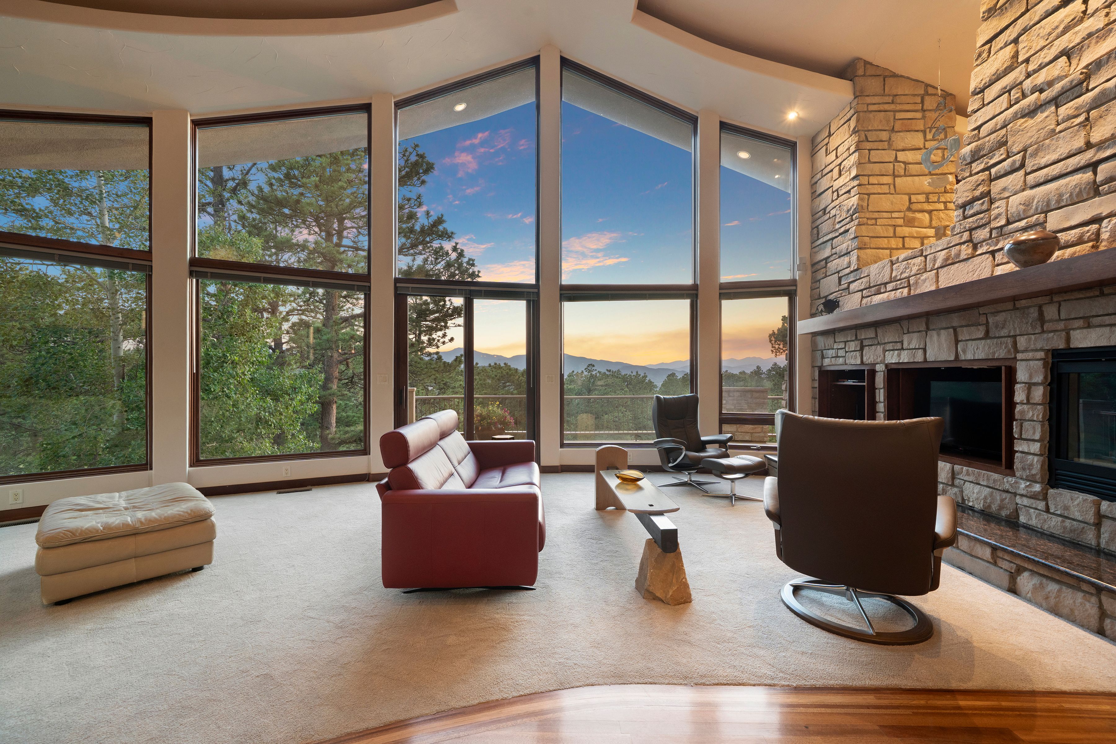  Custom Built on Over Five Acres - 物件實景