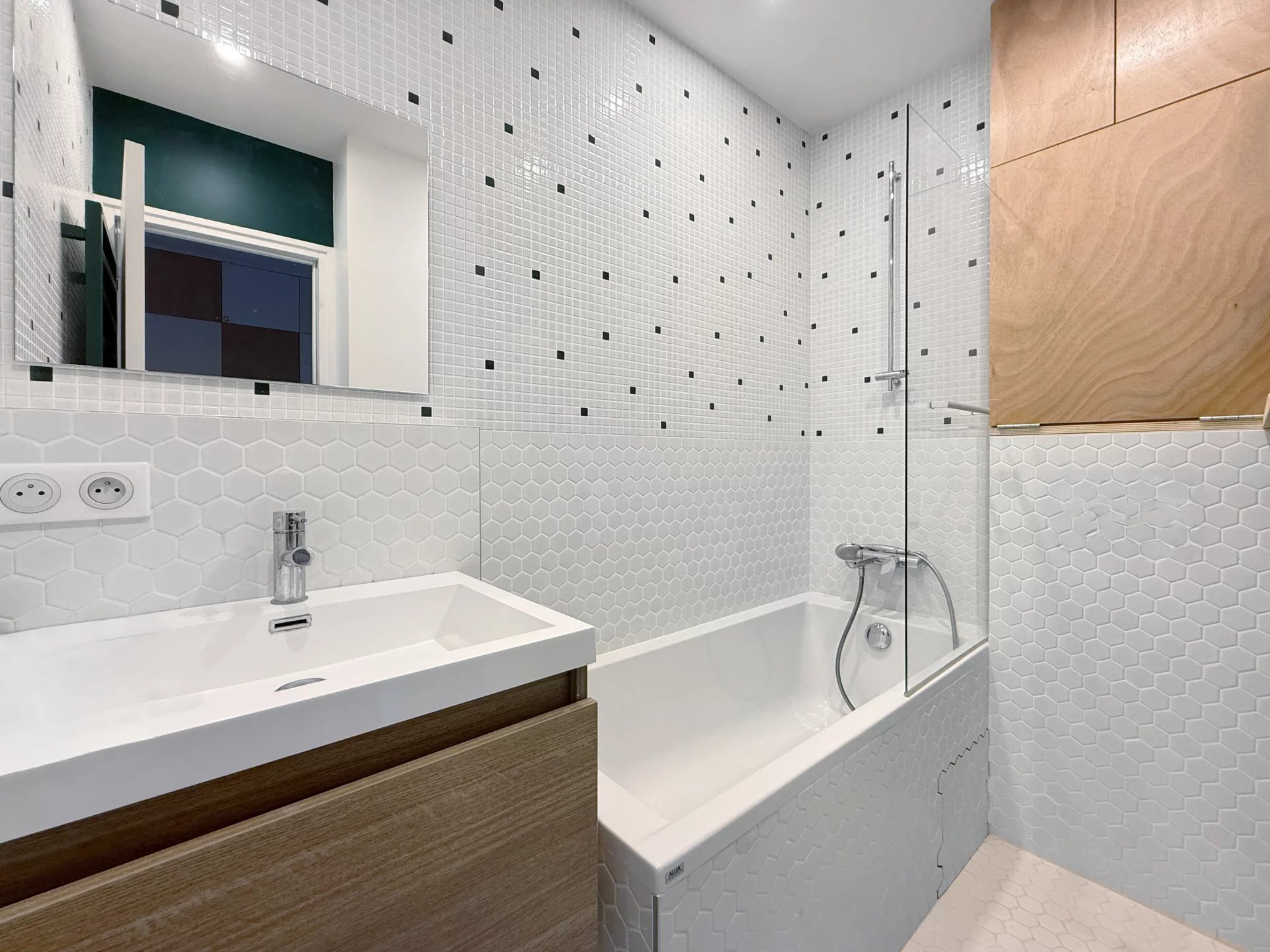 Suresnes, Île-de-France, 92150, FR, 3 Bedrooms Bedrooms, ,3 BathroomsBathrooms,Residential,For Sale,1991868