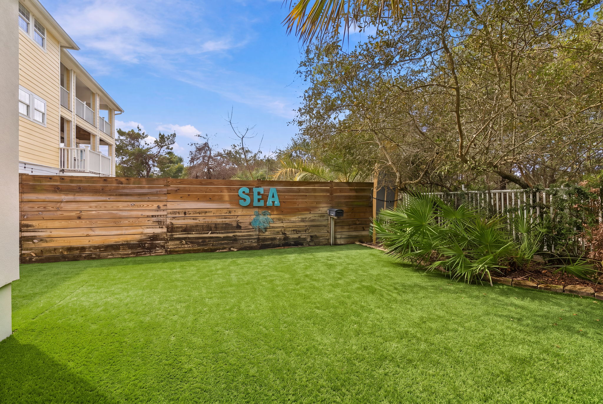  Updated Coastal Retreat With Courtyard Pool And Carriage House - 物件實景