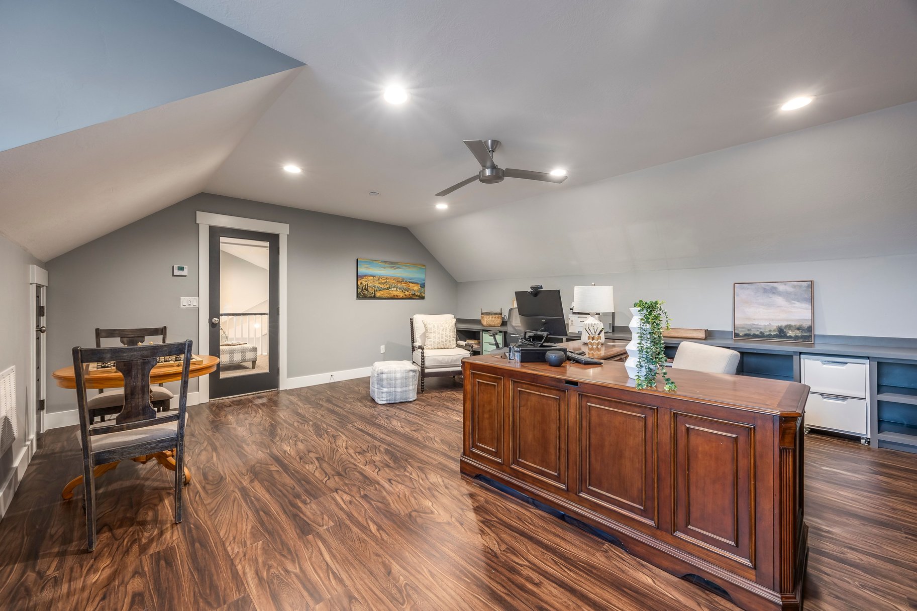  Beautiful Craftsman Rambler With Basement Apartment, Sports Pool and Pool House - 物件實景