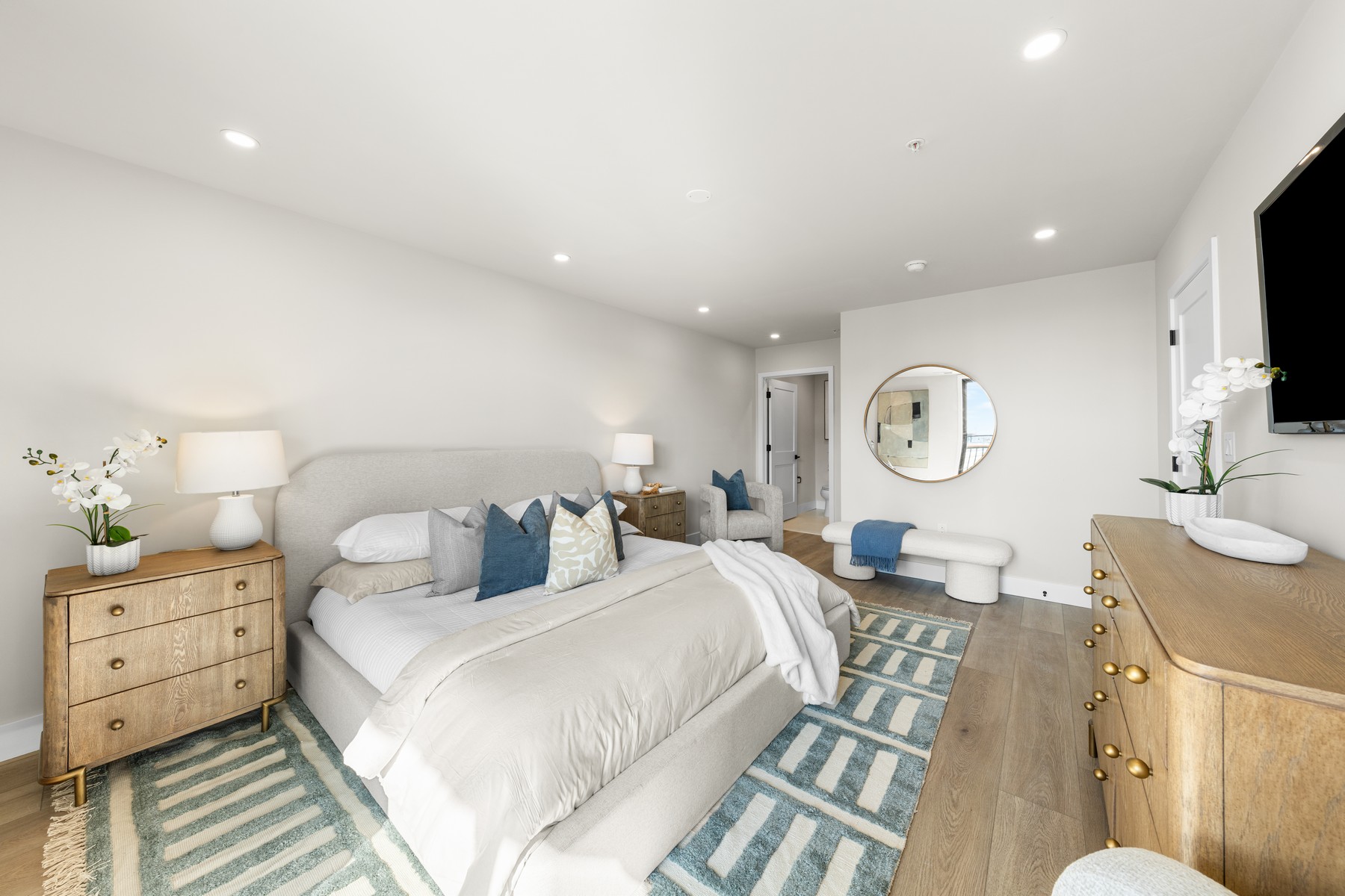  323 E Oak Avenue #202 - 物件實景