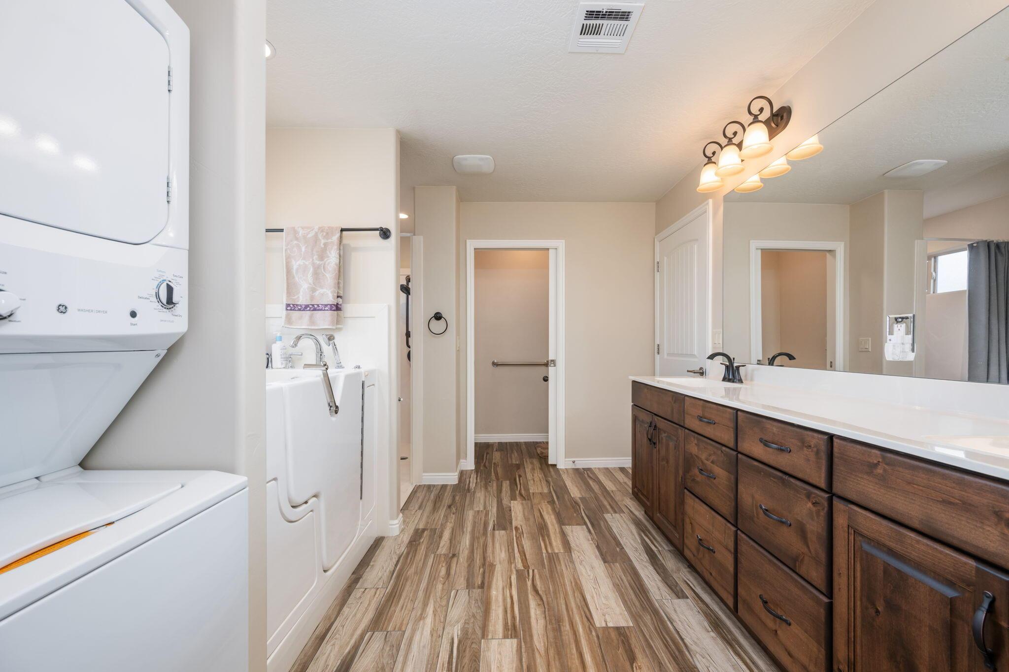 Washington, Utah, 84780, United States, 3 Bedrooms Bedrooms, ,4 BathroomsBathrooms,Residential,For Sale,1995130