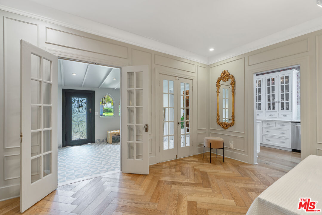Los Angeles, California, 90005, United States, 3 Bedrooms Bedrooms, ,3 BathroomsBathrooms,Residential,For Sale,1876512