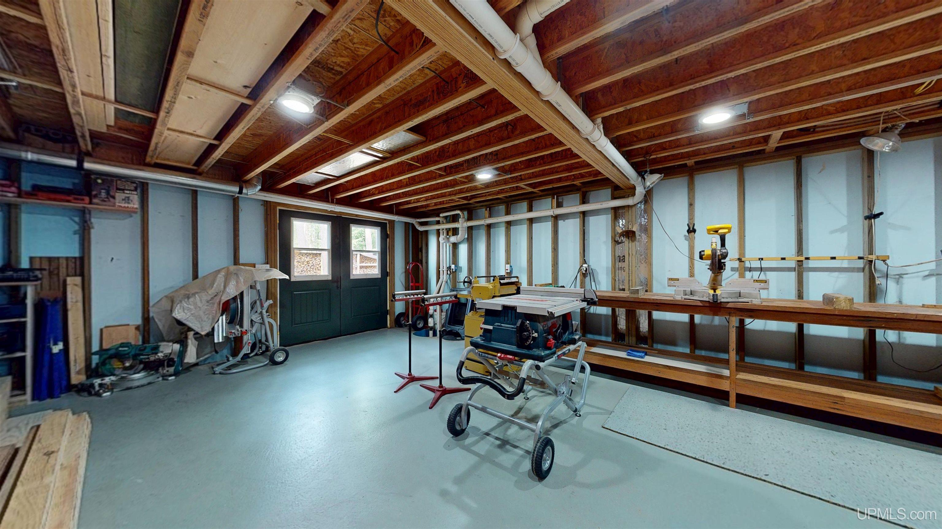 Marquette, Michigan, 49855, United States, 2 Bedrooms Bedrooms, ,4 BathroomsBathrooms,Residential,For Sale,1892873