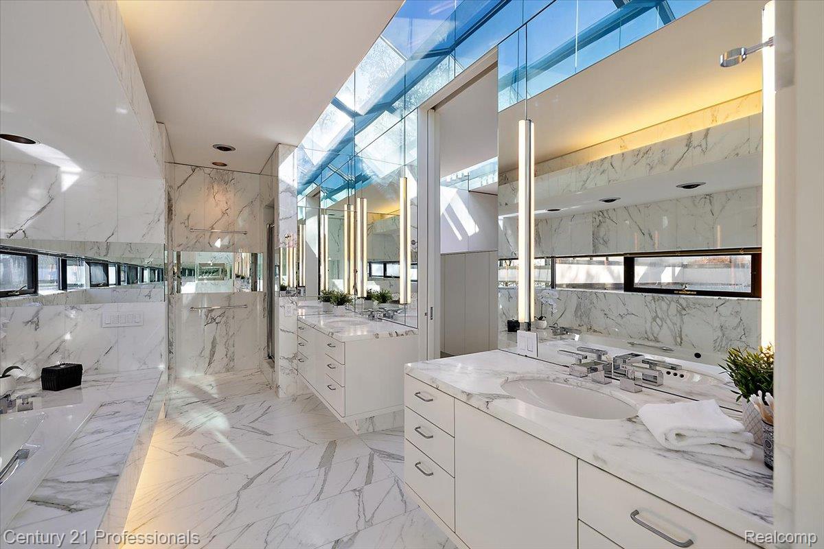 BloomfieldHills, Michigan, 48301, United States, 4 Bedrooms Bedrooms, ,5 BathroomsBathrooms,Residential,For Sale,1996516