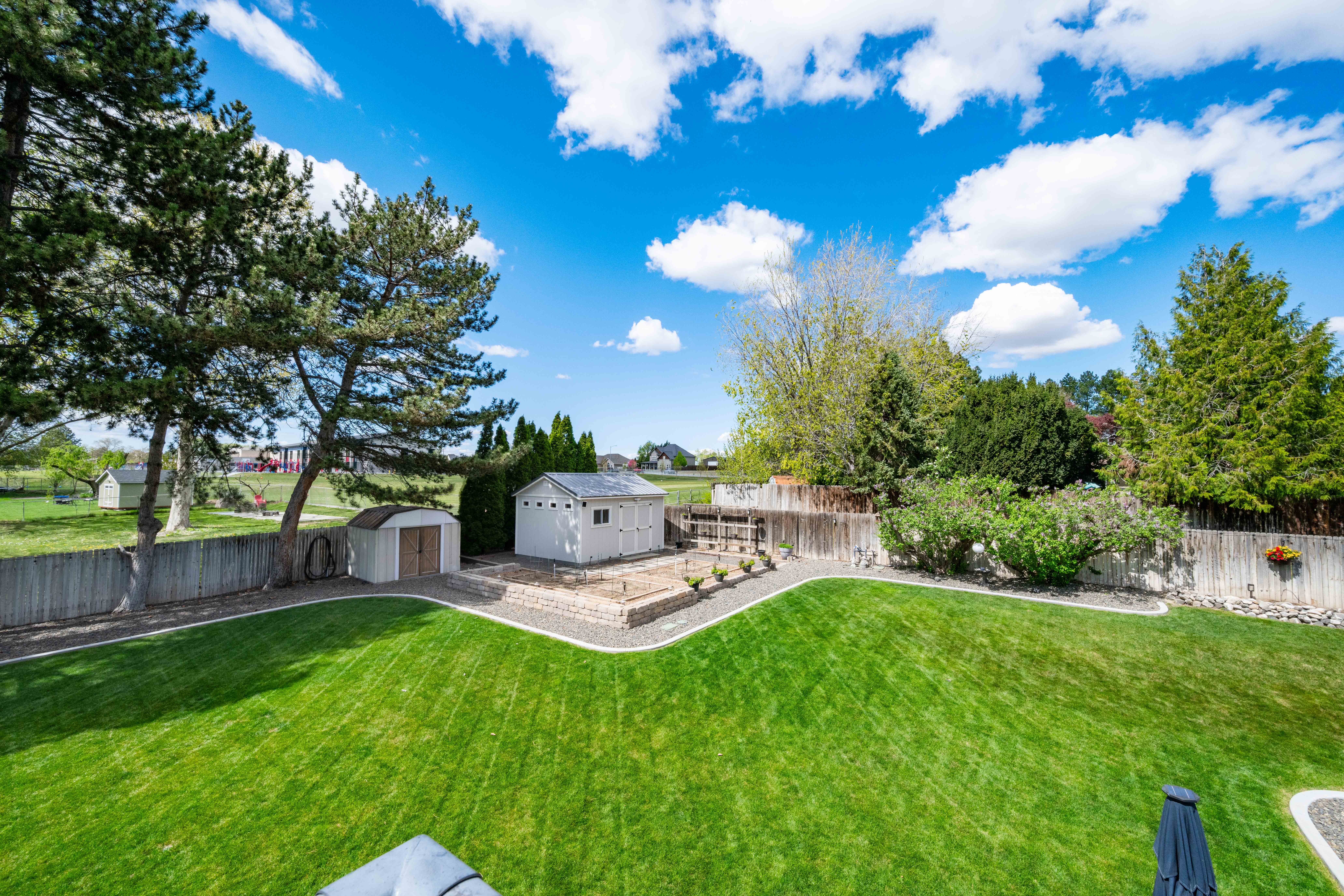  ROOM FOR SHOP/ POOL. IMMACULATELY CARED FOR HOME - 物件實景
