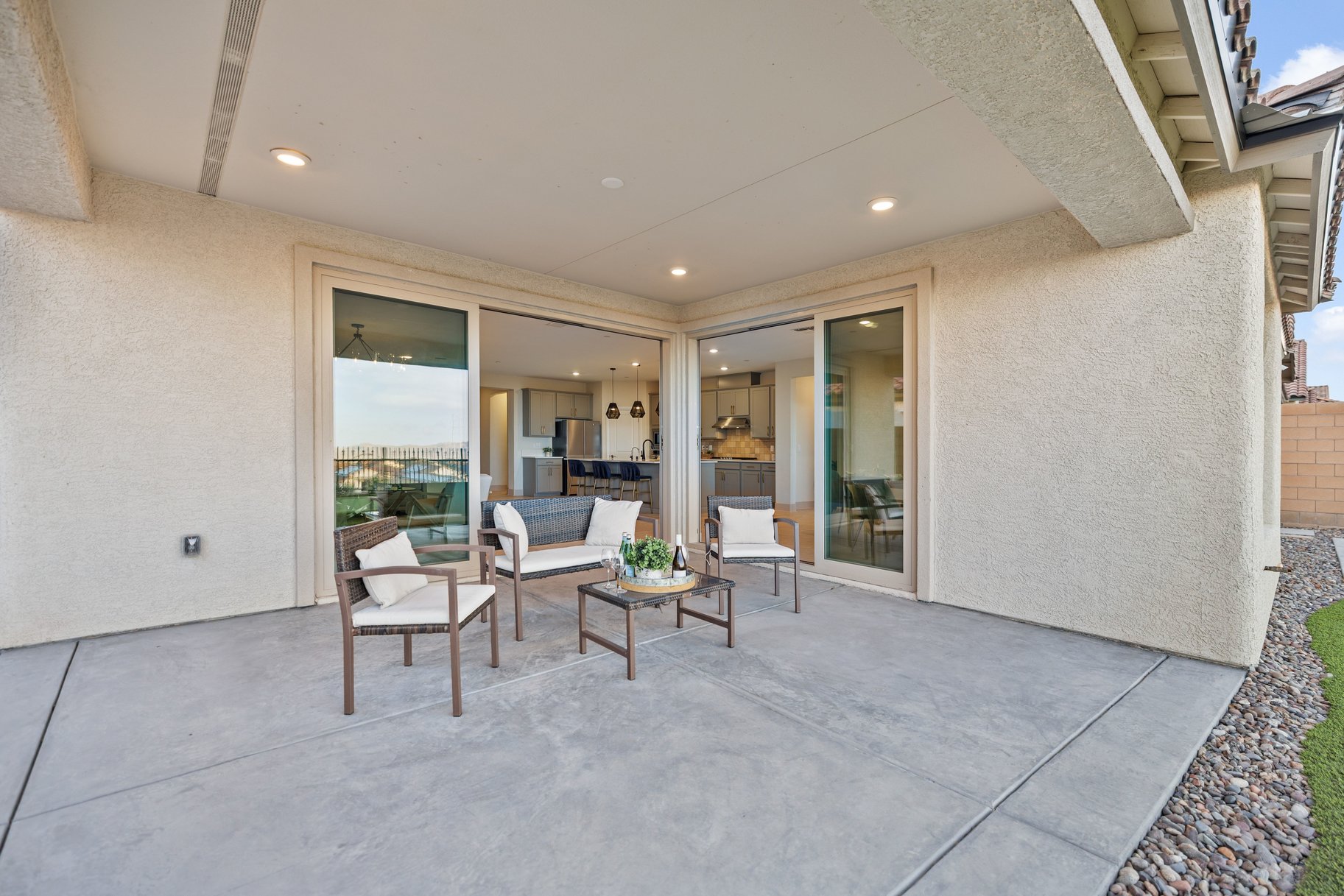  Thoughtfully Upgraded Home Set on an Elevated Lot Offering Sweeping Views - 物件實景