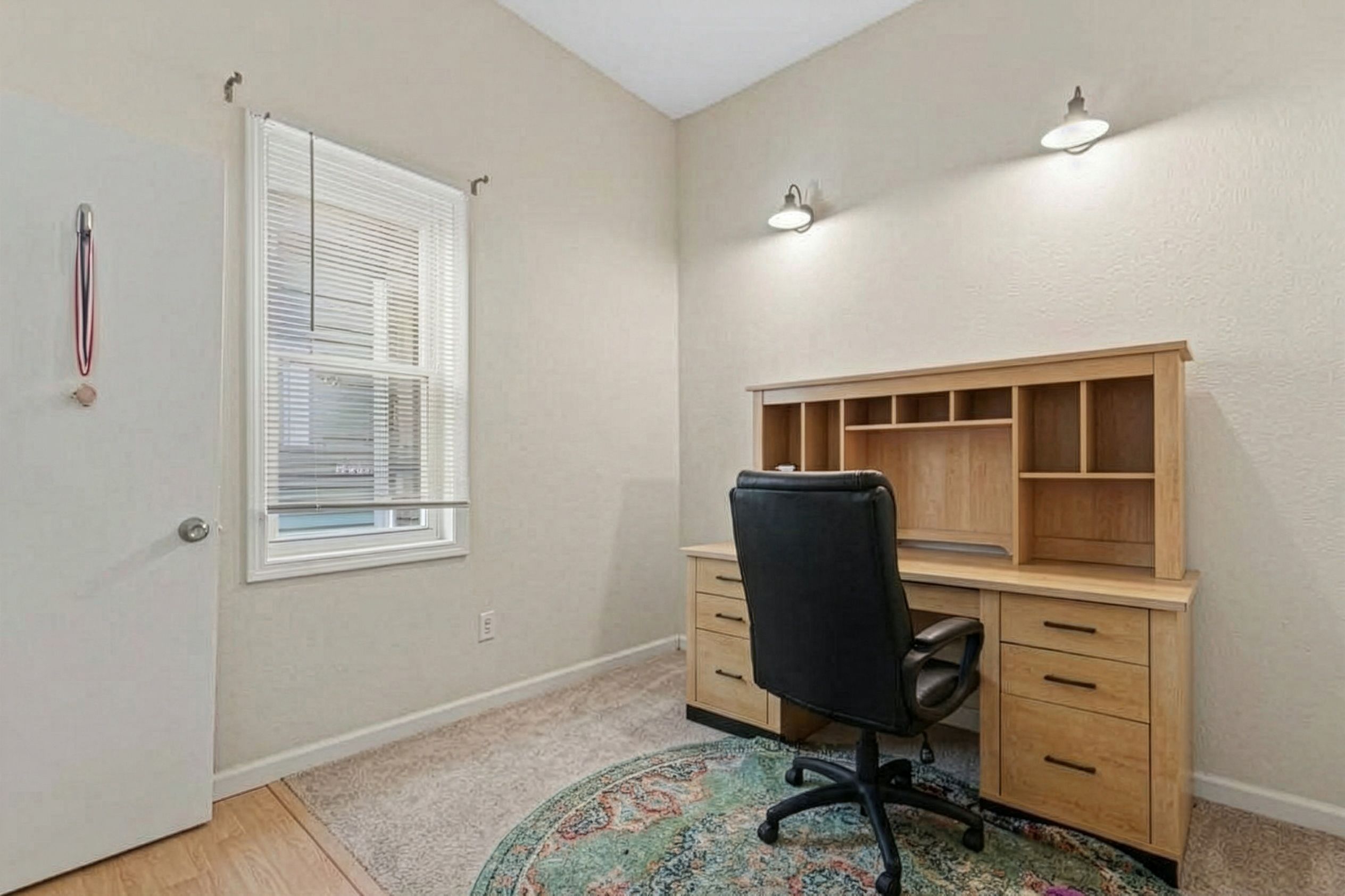  Prime Bay View Investment: Updated Duplex with 4-Car Garage Near Lake Michigan - 物件實景