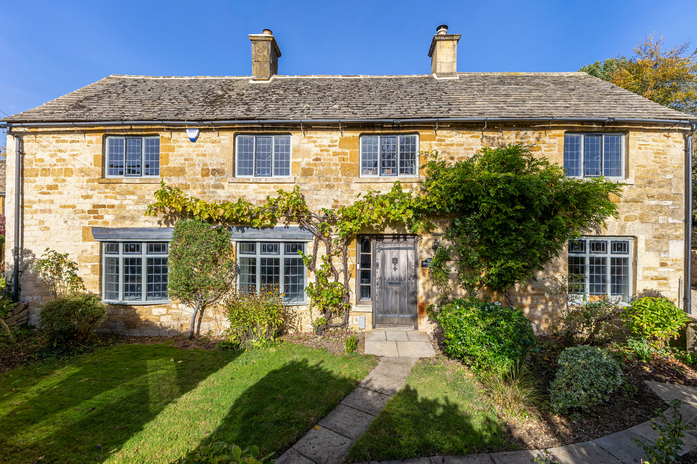  A Cotswolds stone village house with an annexe and extensive outbuildings - 物件實景