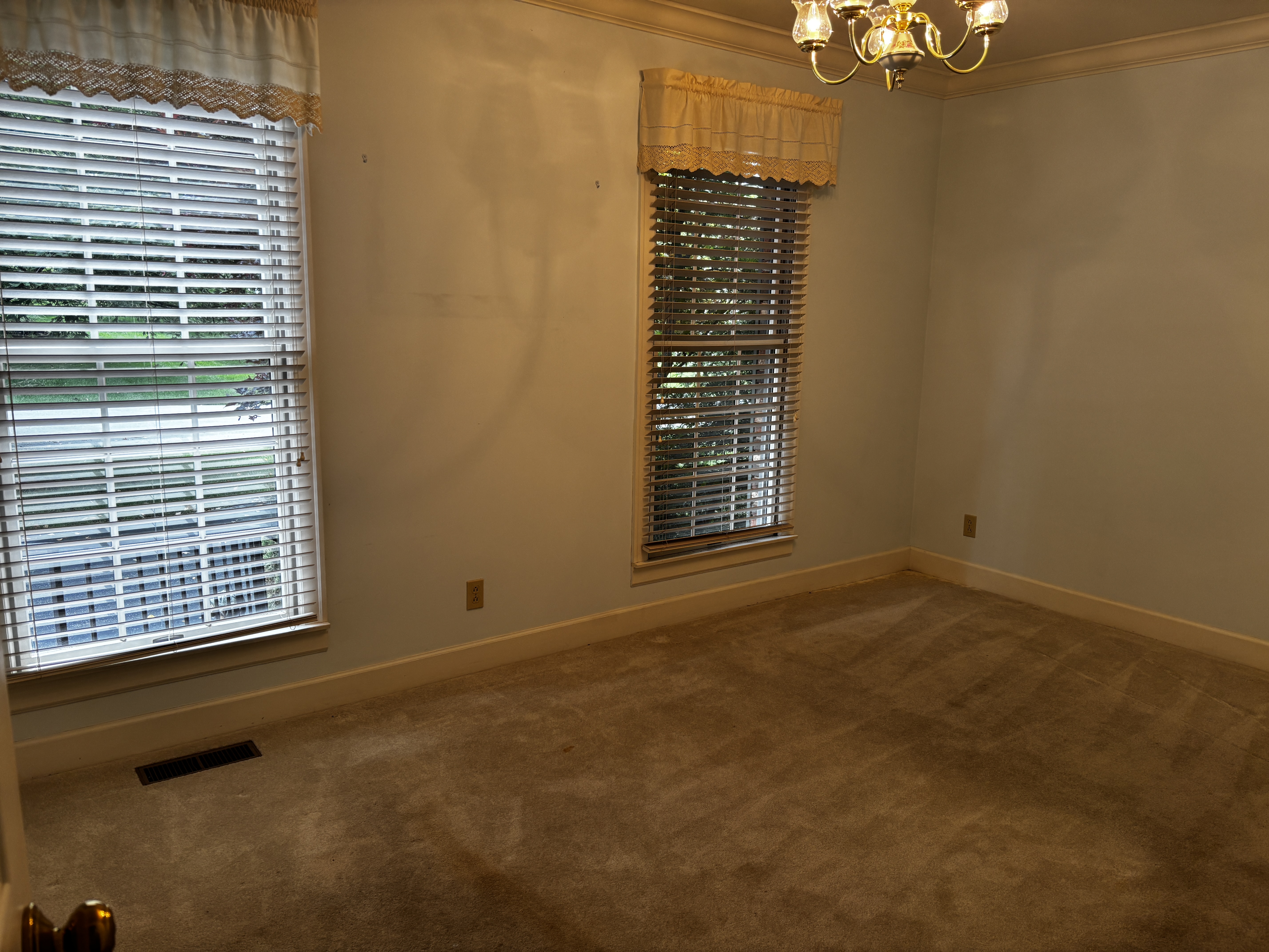 Frankfort, Kentucky, 40601, United States, 3 Bedrooms Bedrooms, ,3 BathroomsBathrooms,Residential,For Sale,2049157