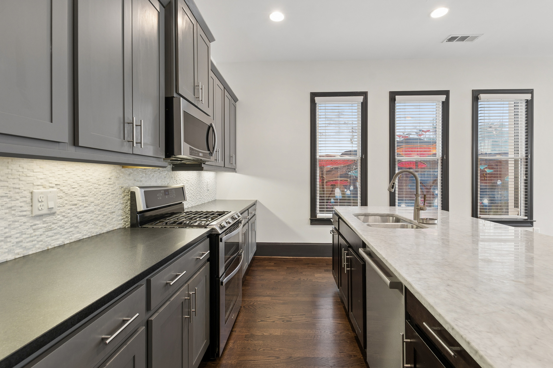  End-Unit Townhome with Fenced Backyard in Prime Location - 物件實景