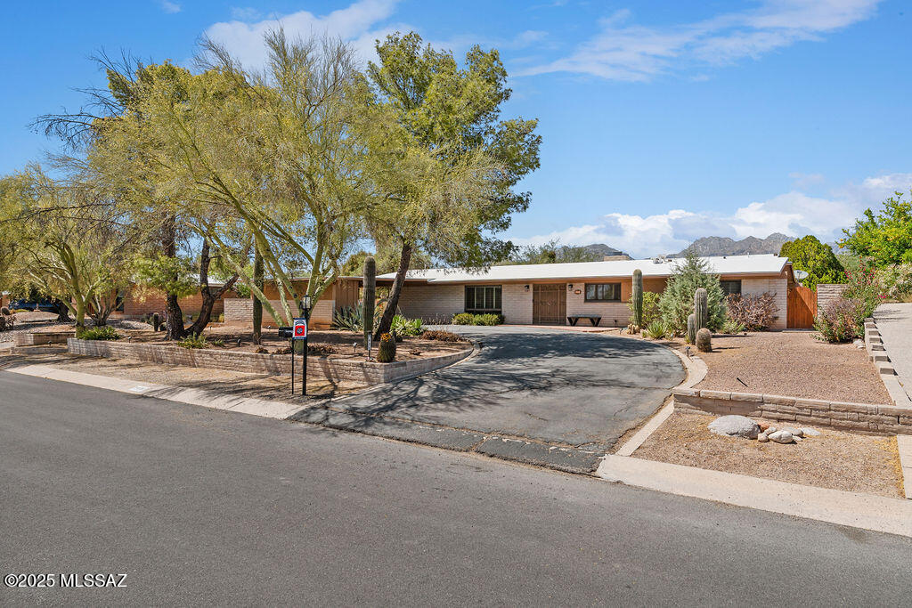 Tucson, Arizona, 85750, United States, 4 Bedrooms Bedrooms, ,3 BathroomsBathrooms,Residential,For Sale,1818132