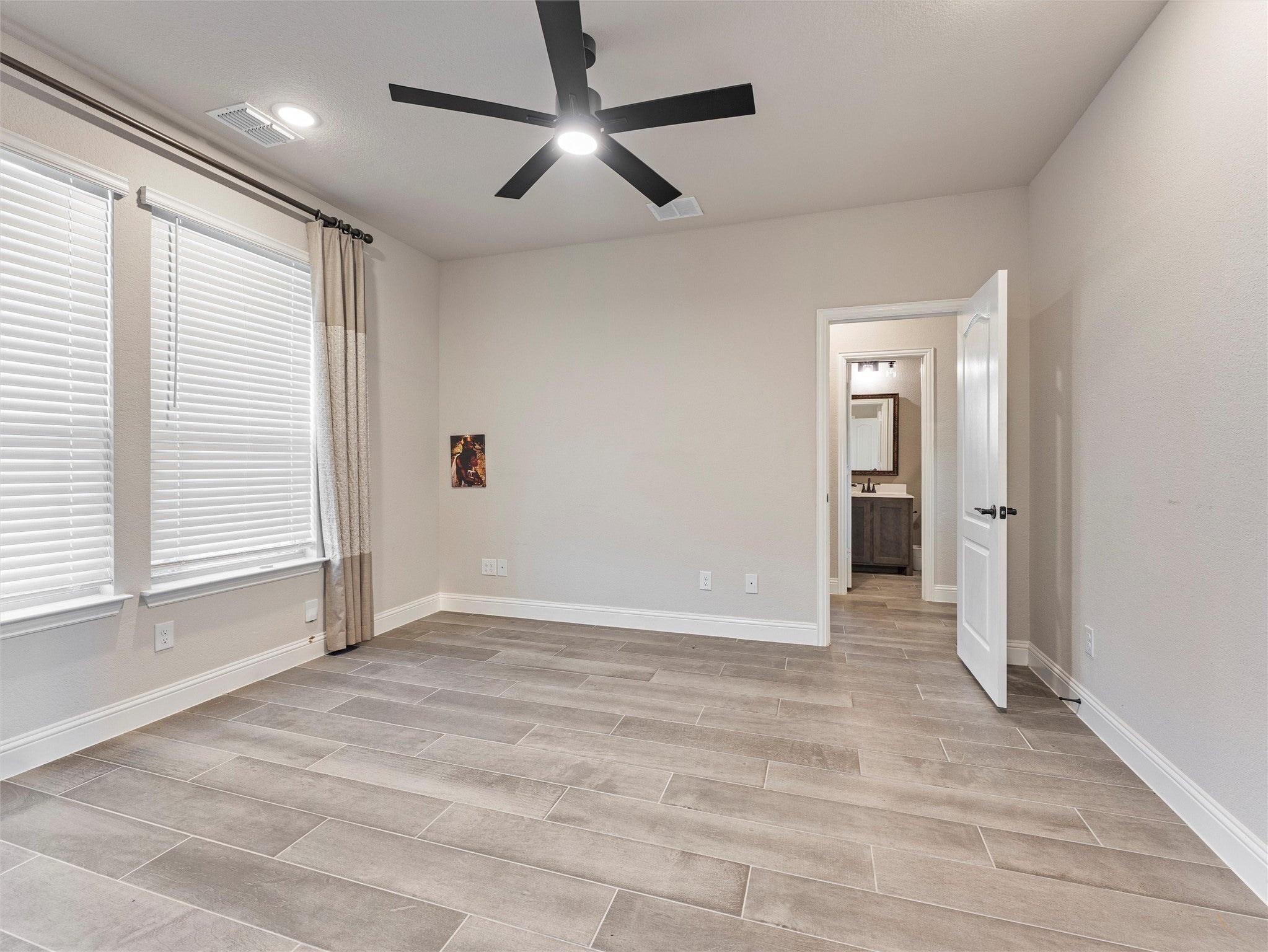 Waxahachie, Texas, 75165, United States, 5 Bedrooms Bedrooms, ,4 BathroomsBathrooms,Residential,For Sale,1989911